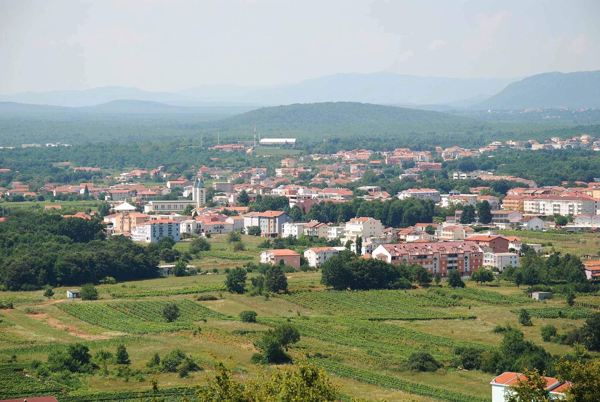 Photo showing: Panoramic view of Međugorje from Podbro mountain, Bosnia and Herzegovina