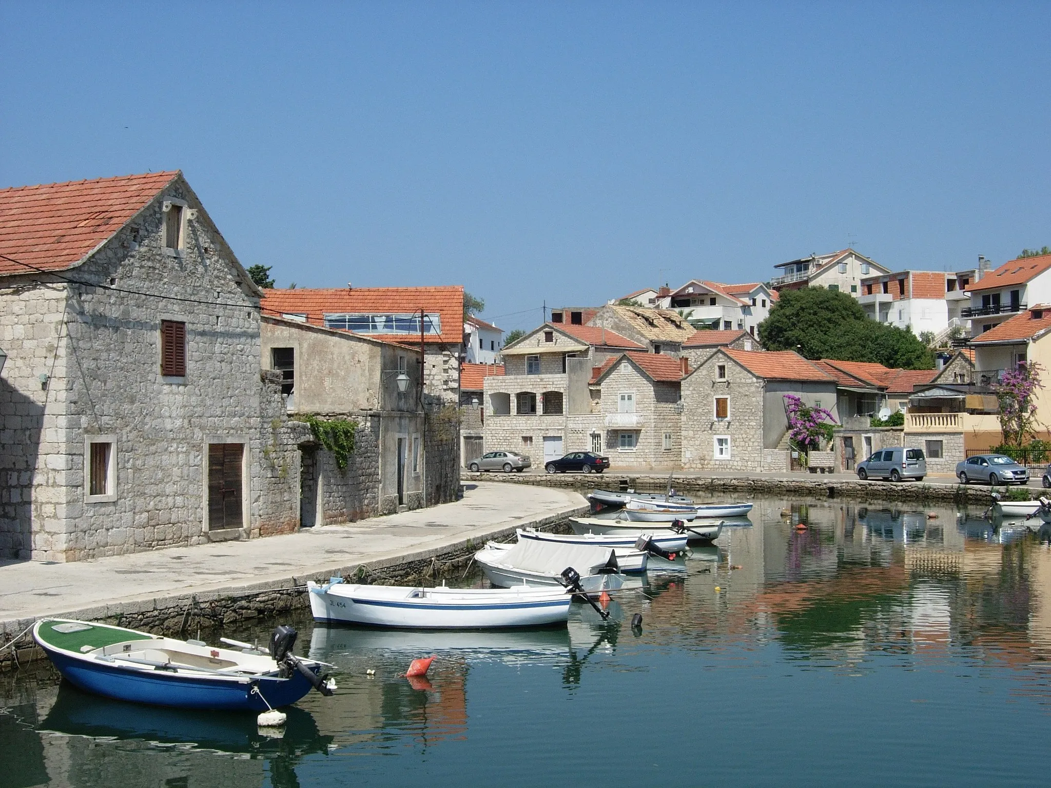 Photo showing: Boats in the canal of Vrboska.