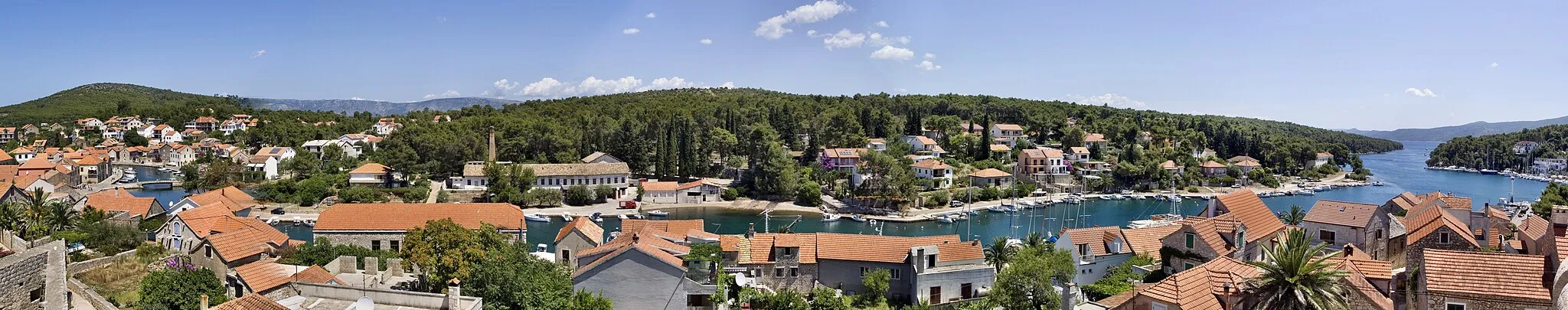 Photo showing: Хорватия, панорама г. Врбоска на острове Хвар (вид с крыши церкви-крепости Святой Марии)