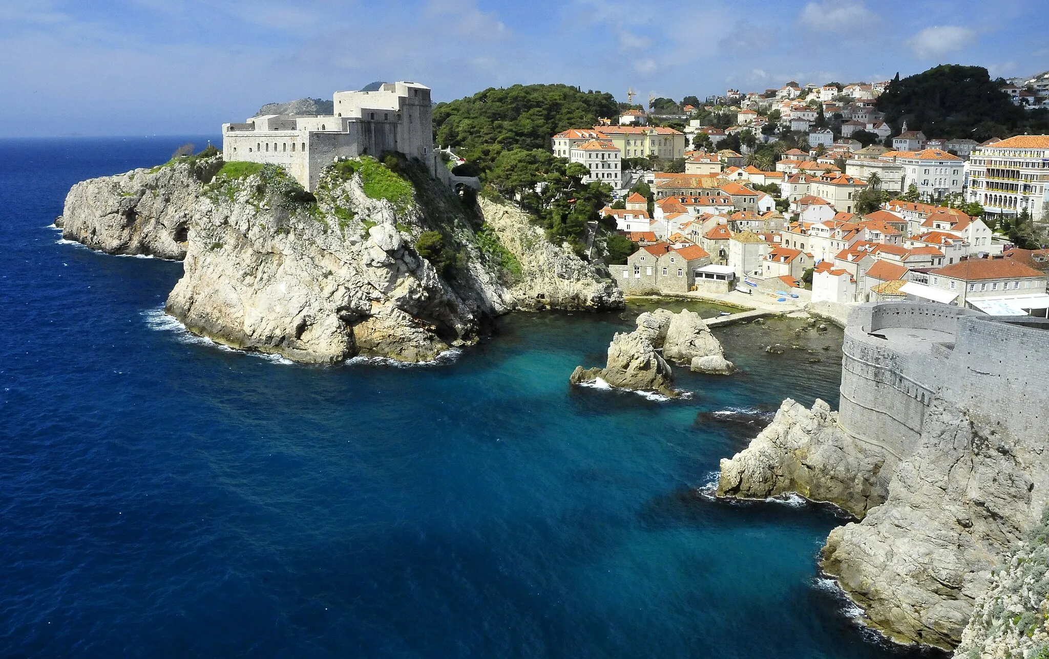Photo showing: Pile Harbour, with St. Lawrence Fortress at the left and Bokar Fortress atthe right (of the image). Dubrovnik, Dubrovnik-Neretva, Dalmatia, Croatia