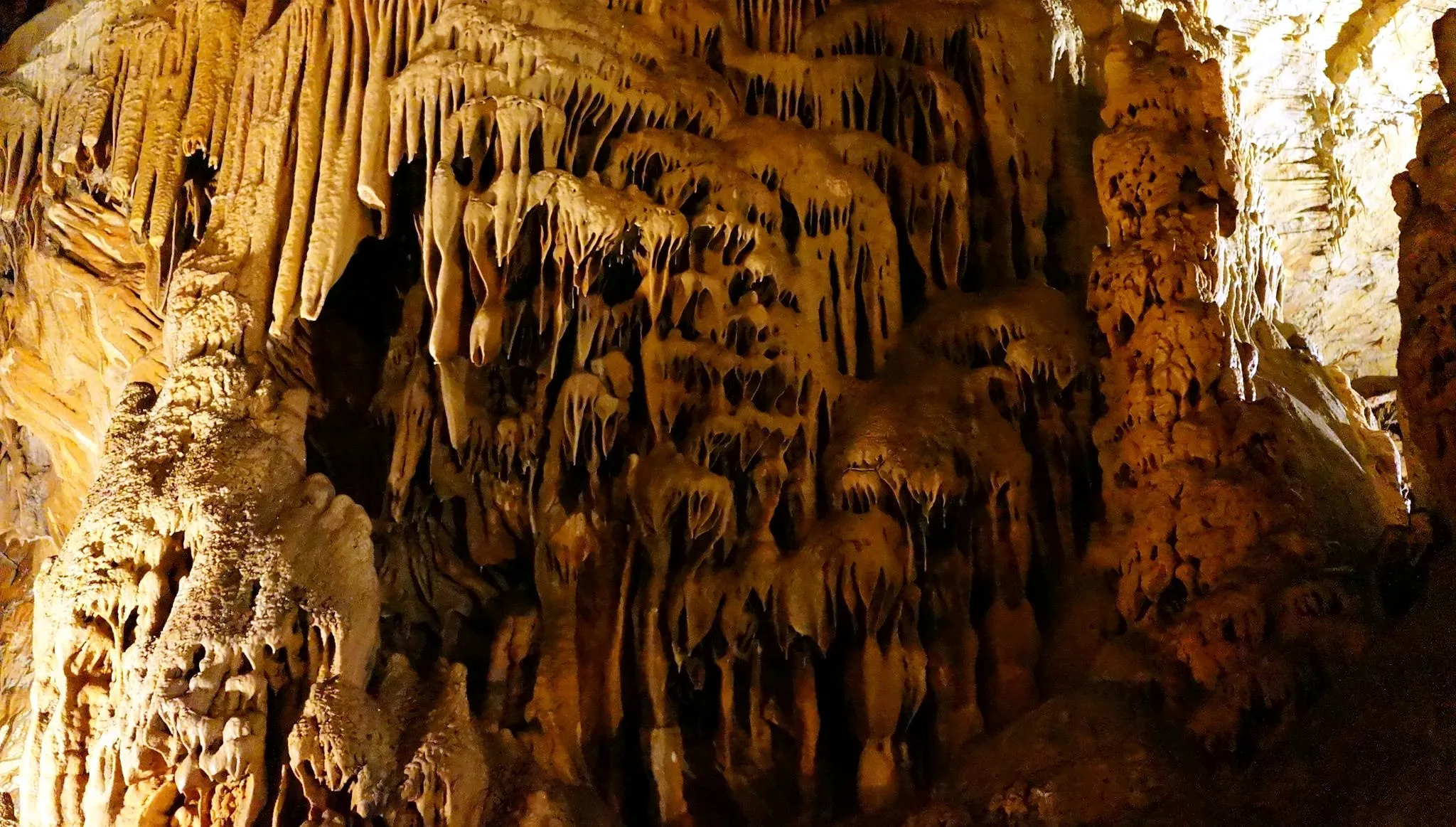 Photo showing: Limestone cave deposit in Vranjača Cave (Špilja Vranjača, Kotlenice, Croatia).