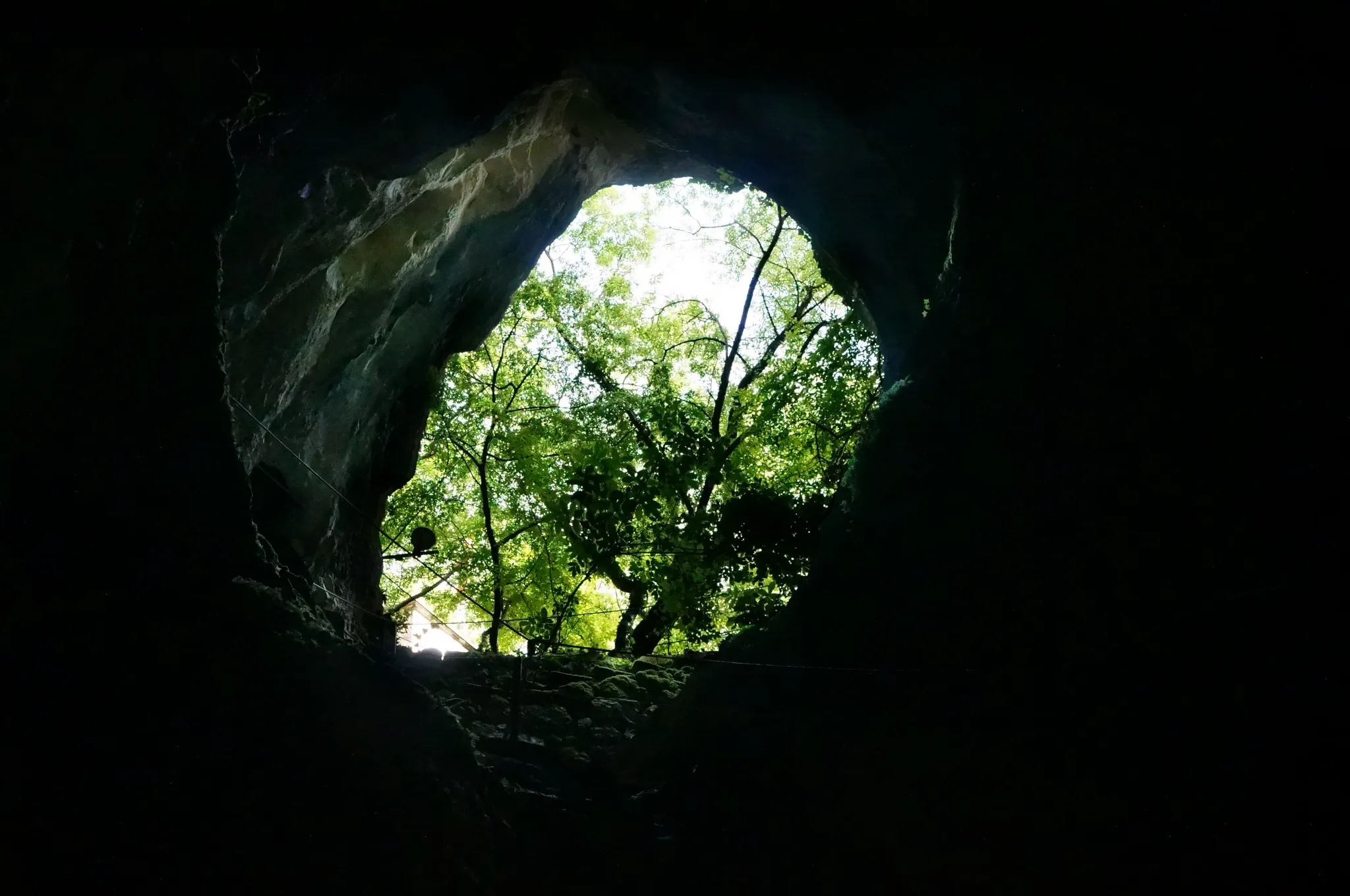 Photo showing: Vranjača cave entrance from inside (Špilja Vranjača, Kotlenice, Croatia, 2016)