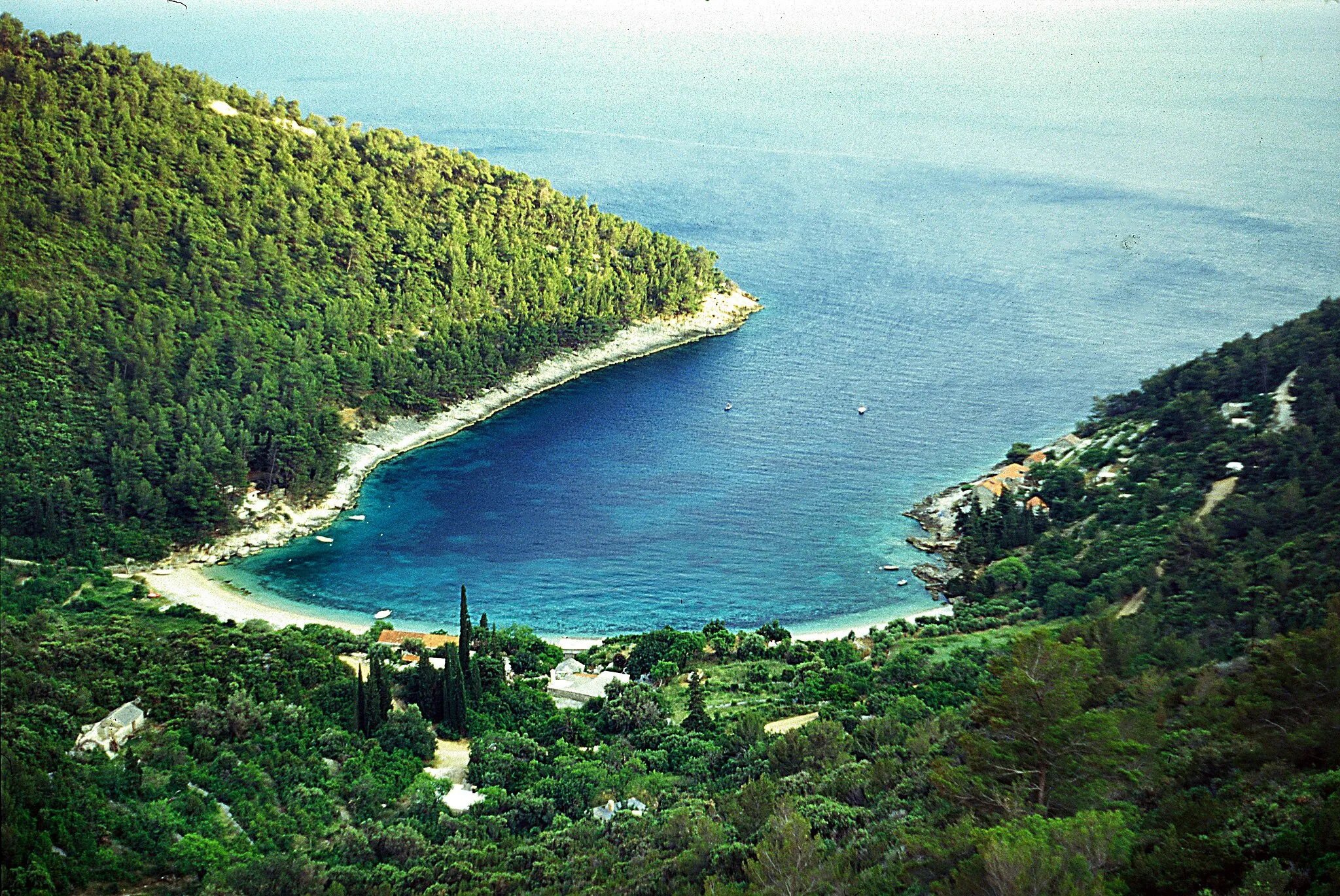 Photo showing: Bucht in der Südküste von Korčula, von der alten Inselstraße 69022, die zum Aufnahmezeitpunkt nur auf dem ersten Kilometer ab Pupnat asphaltiert ist.