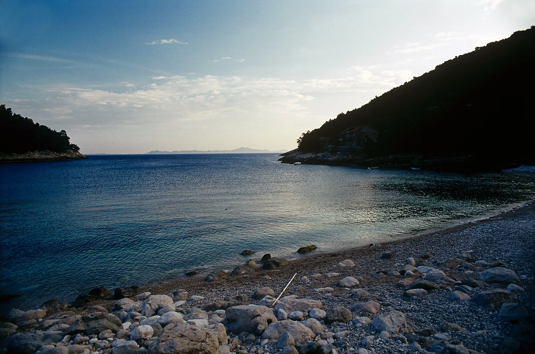 Photo showing: Bucht in der Südküste von Korčula, Blick vom Strand Richtung Süden. An der Kimm liegt die Insel Lastovo.