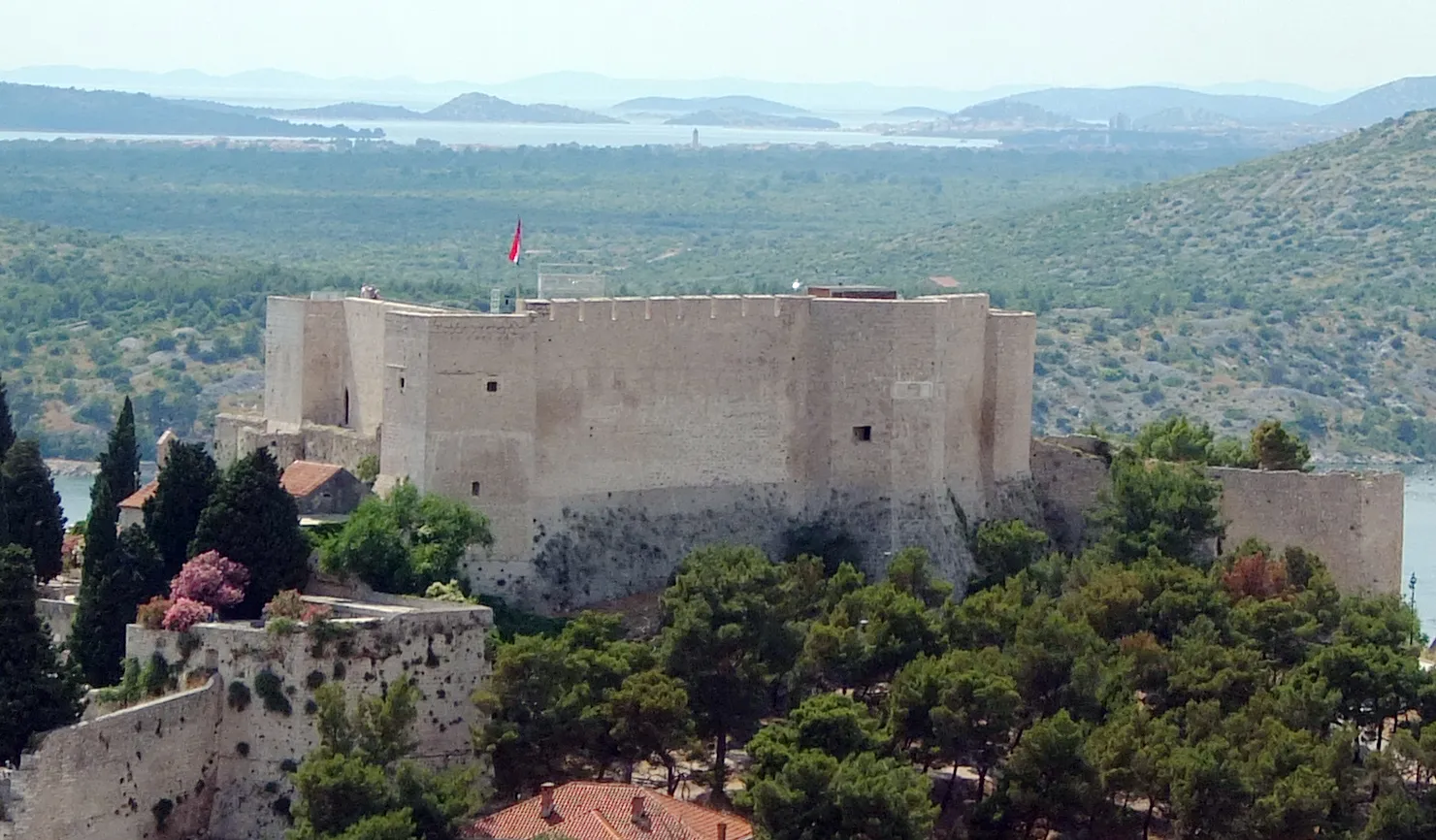 Photo showing: Pogled na tvrđavu svete Ane s tvrđave Barone u Šibeniku
