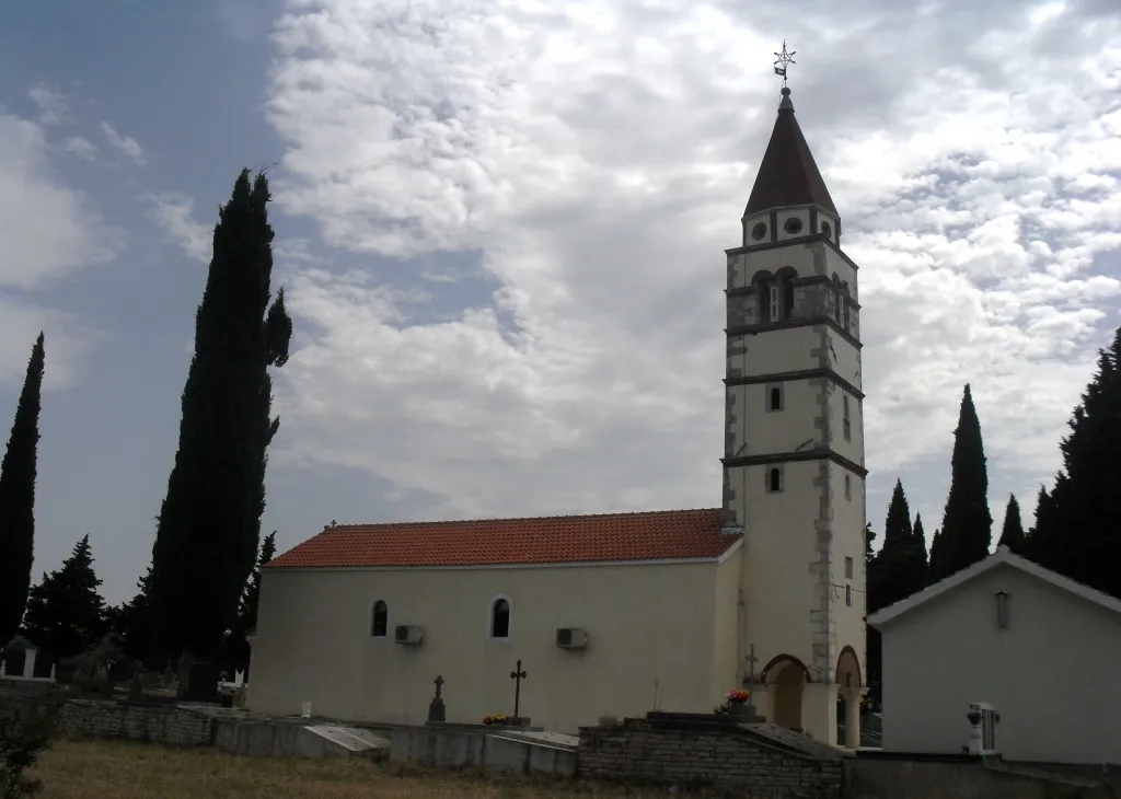Photo showing: Храм СПЦ Св. Кирика и Јулите у Доњем Карину, Далмација
