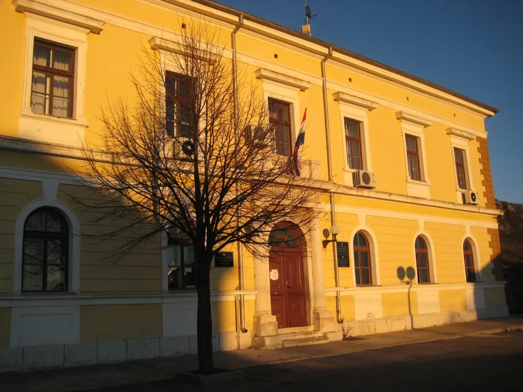 Photo showing: Zgrada poglavarstva općine Vinodolske u Bribiru