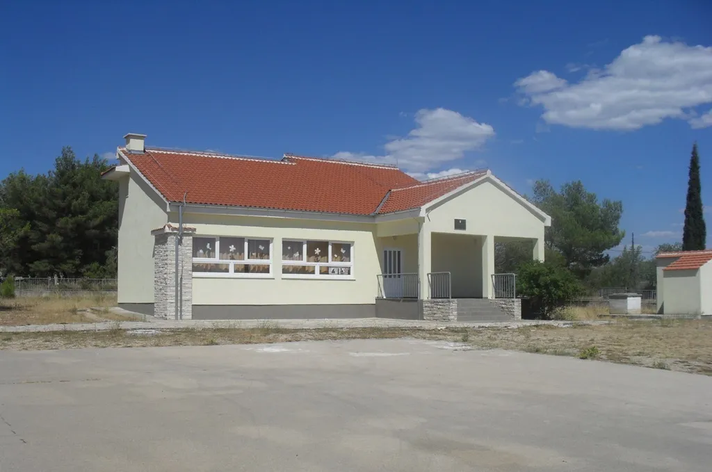 Photo showing: Osnovna škola u Bukoviću, kod grada Benkovca.