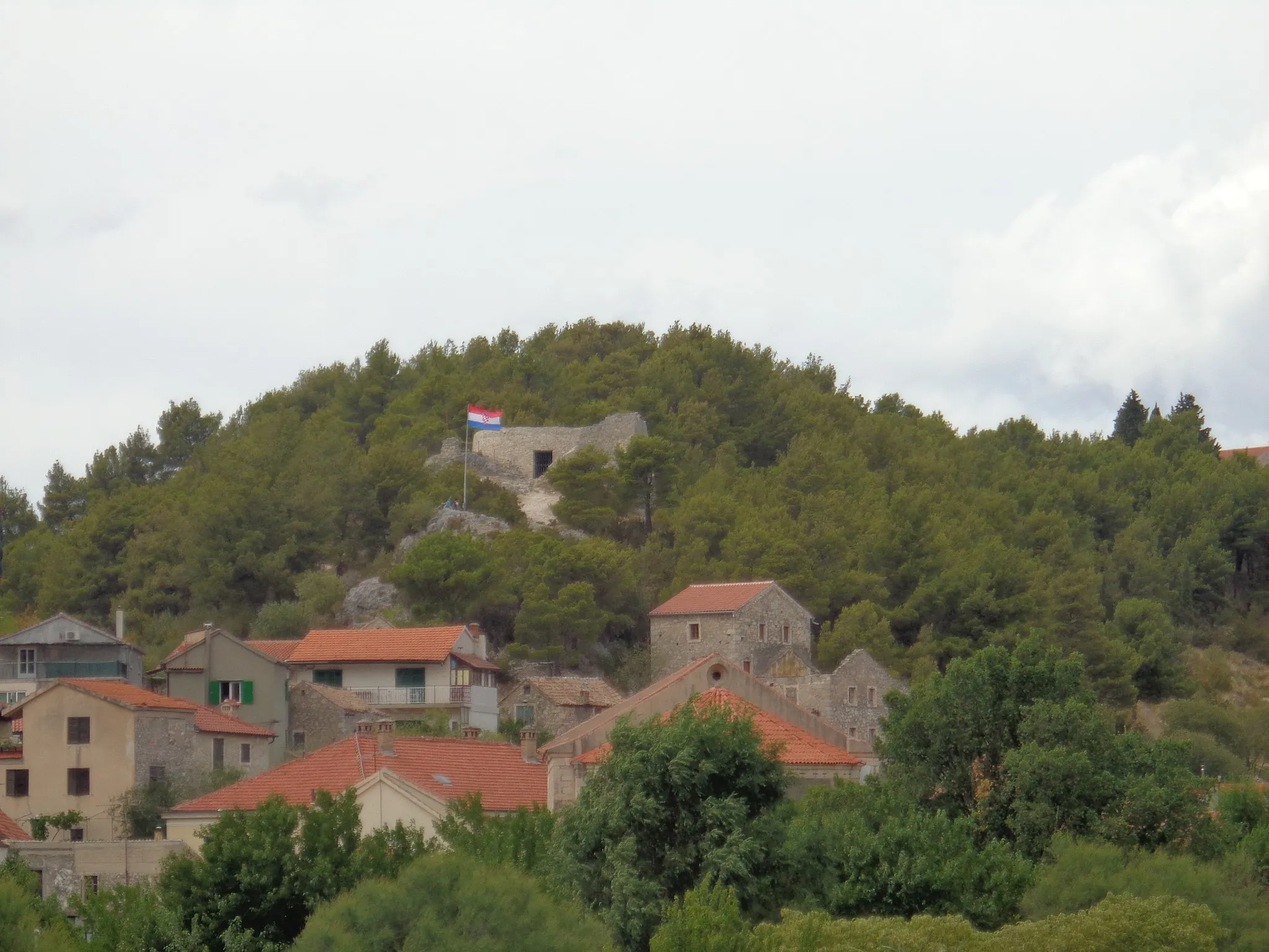 Photo showing: Turina Castle above the town of Skradin, Šibenik-Knin County, Croatia