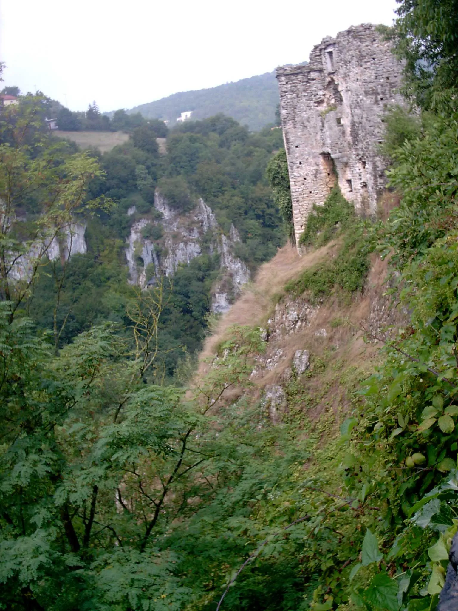Photo showing: Burgruine an der Schlucht von Pazin, Kroatien