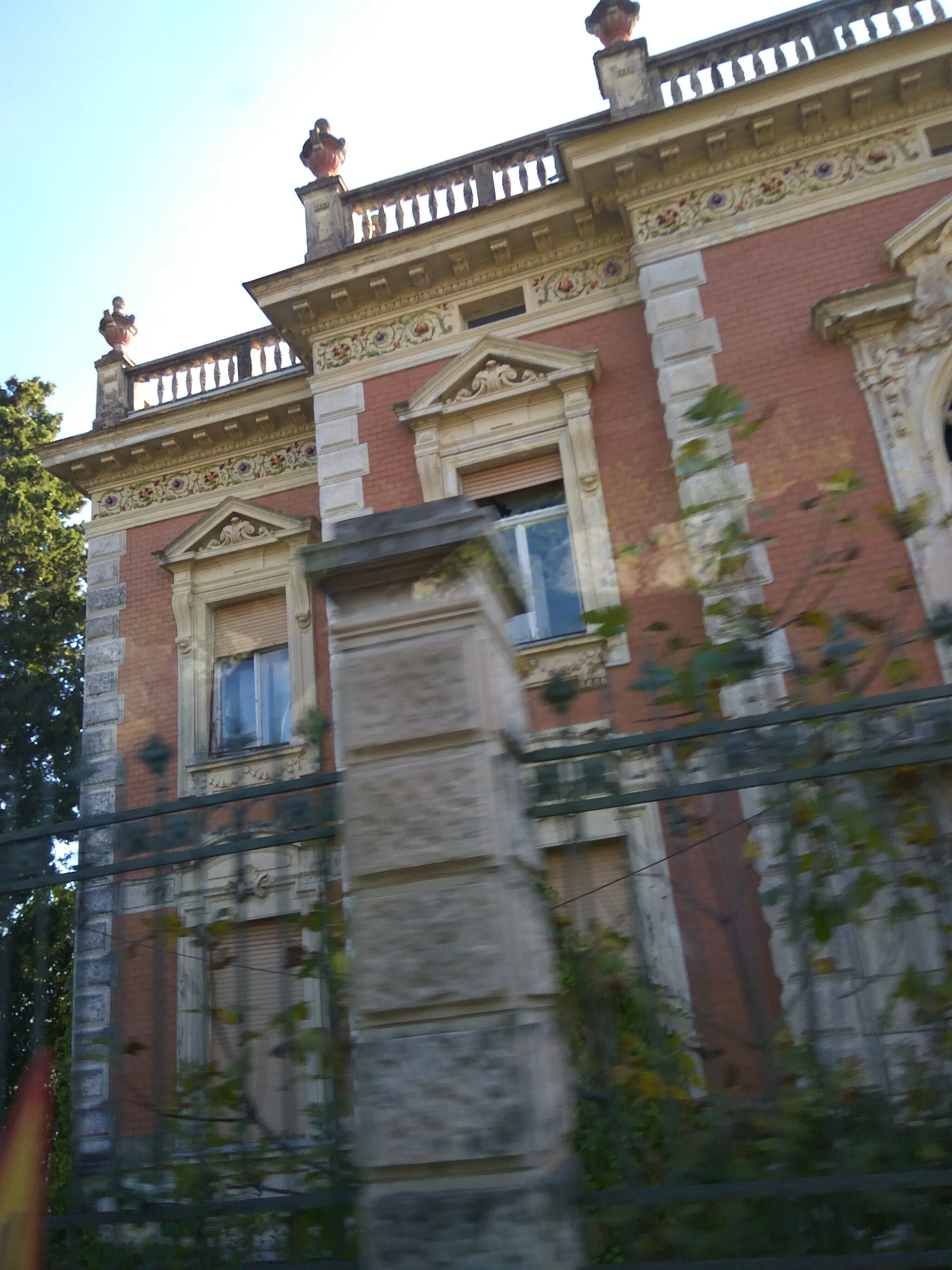 Photo showing: Nordflügel der Villa Emma im Oktober 2016
