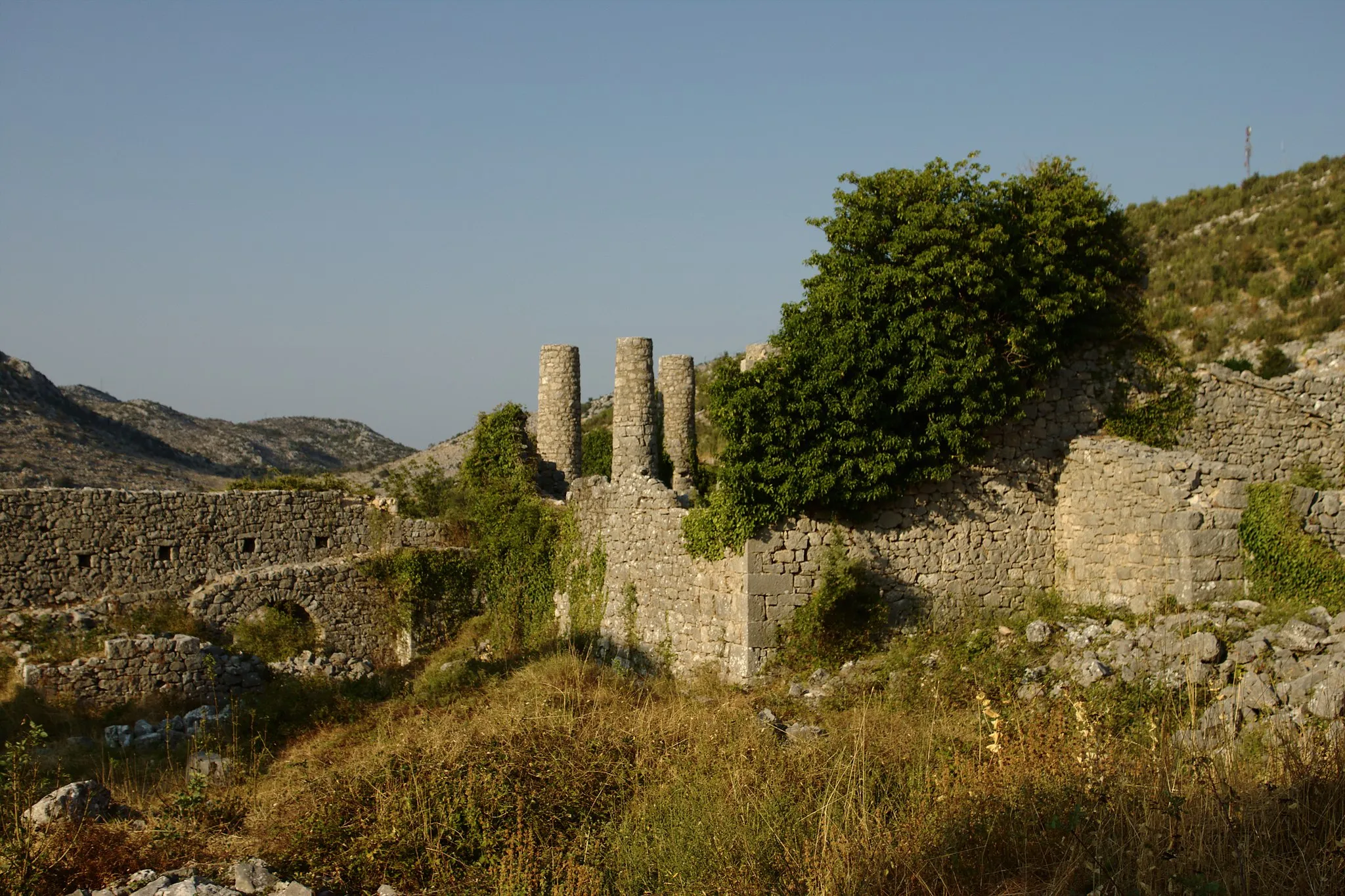 Photo showing: Remainings of a fortress near the town of Hutovo, Bosnia and Herzegovina