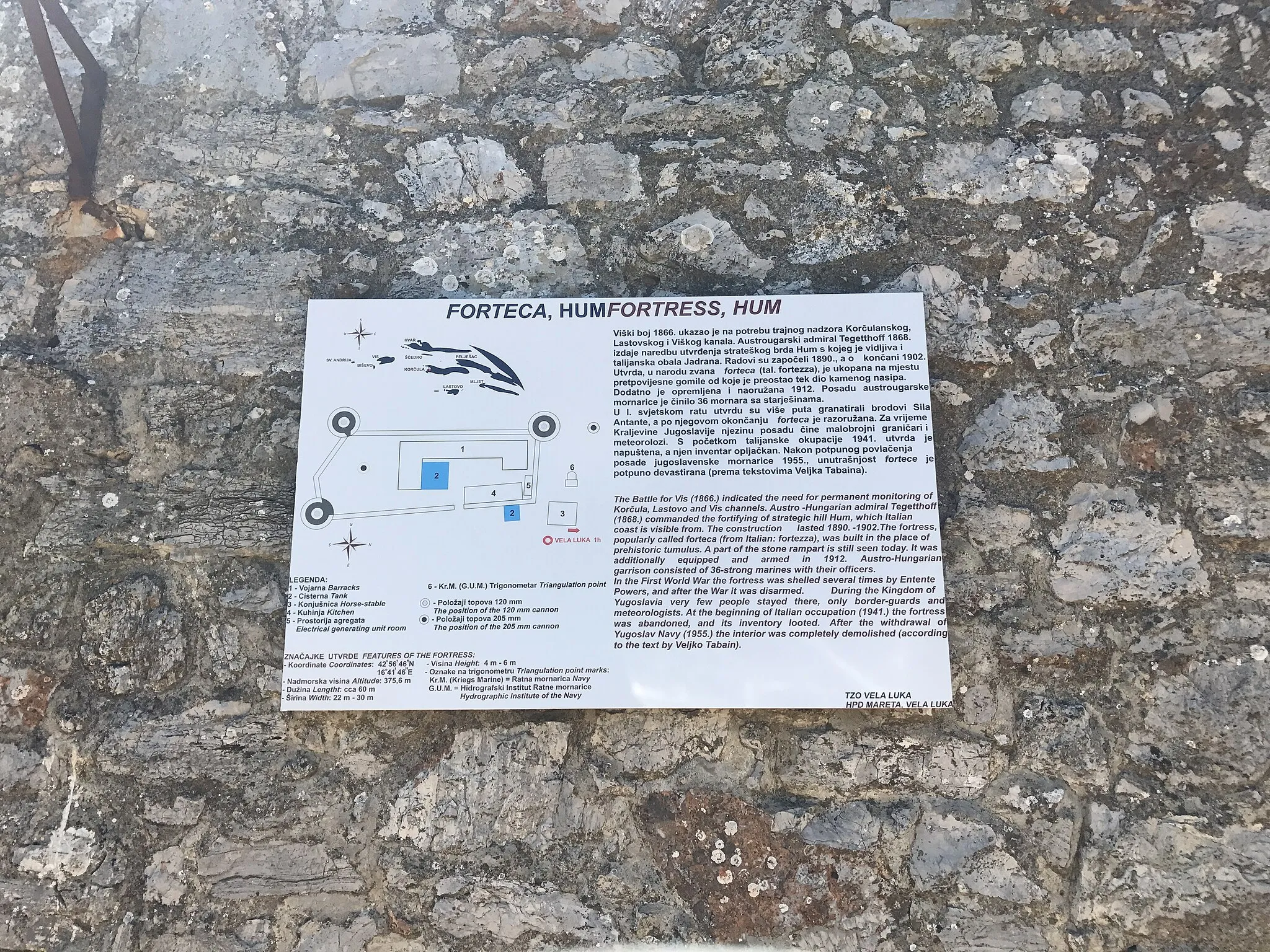 Photo showing: Austrougarska utvrda Forteca-Hum i ostatci prapovijesne gradine
