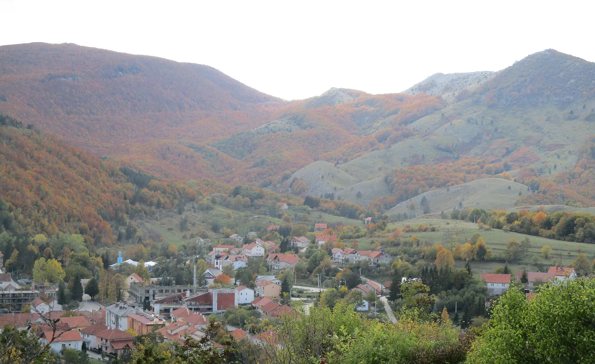 Photo showing: View of Bosansko Grahovo, Bosnia and Herzegovina, from the east
