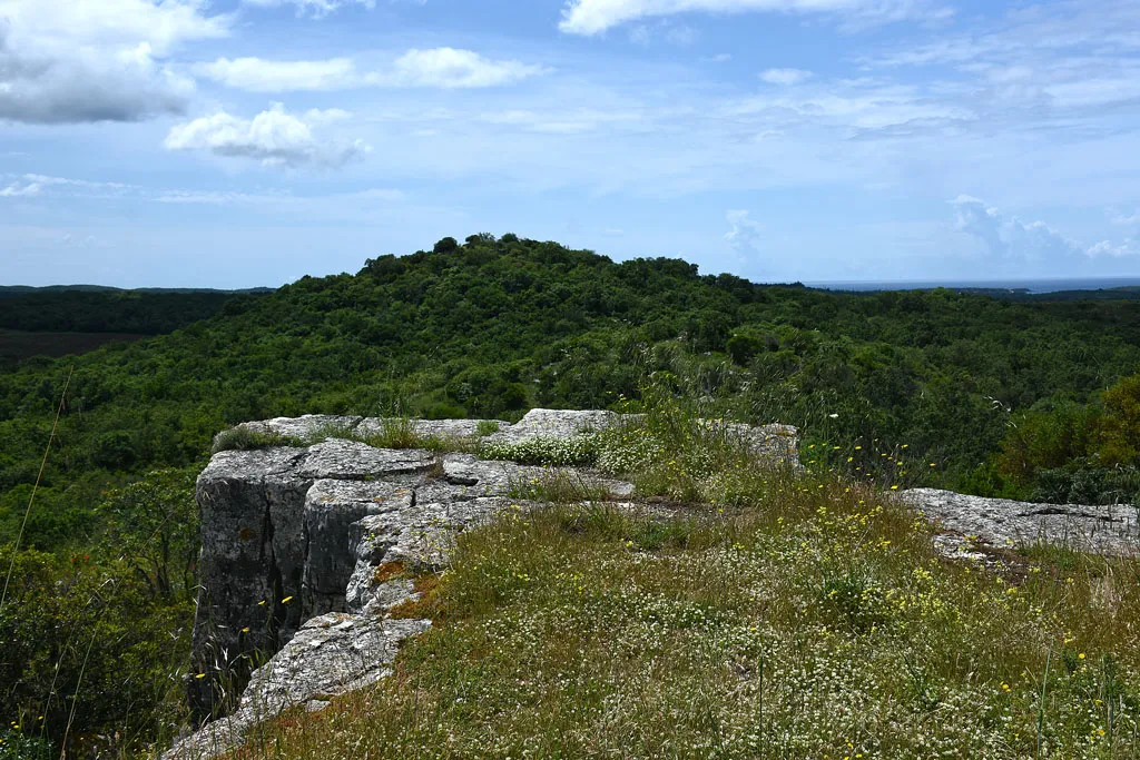 Photo showing: The view from the northern hill of Mordele. The middle hill, Mali Sveti Anđel is also seen.