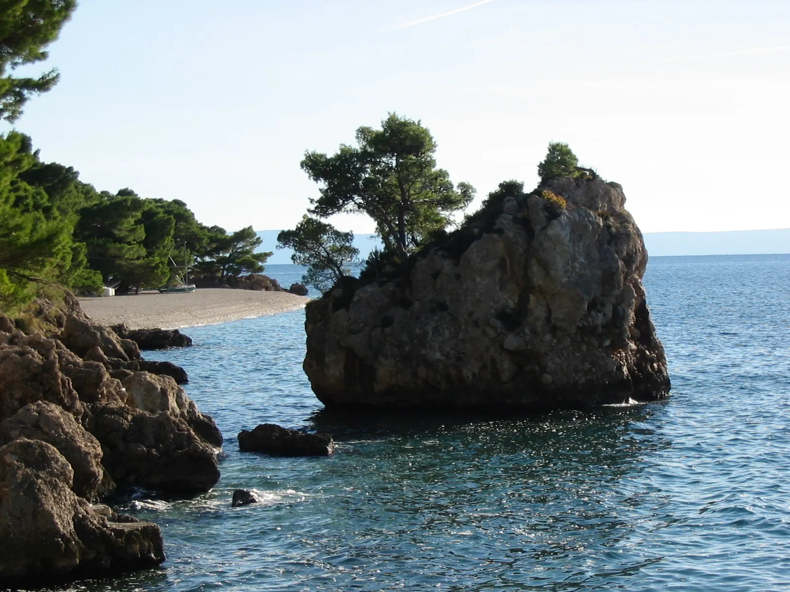 Photo showing: "Kamen Brela" and Punta Rata beach in Brela.