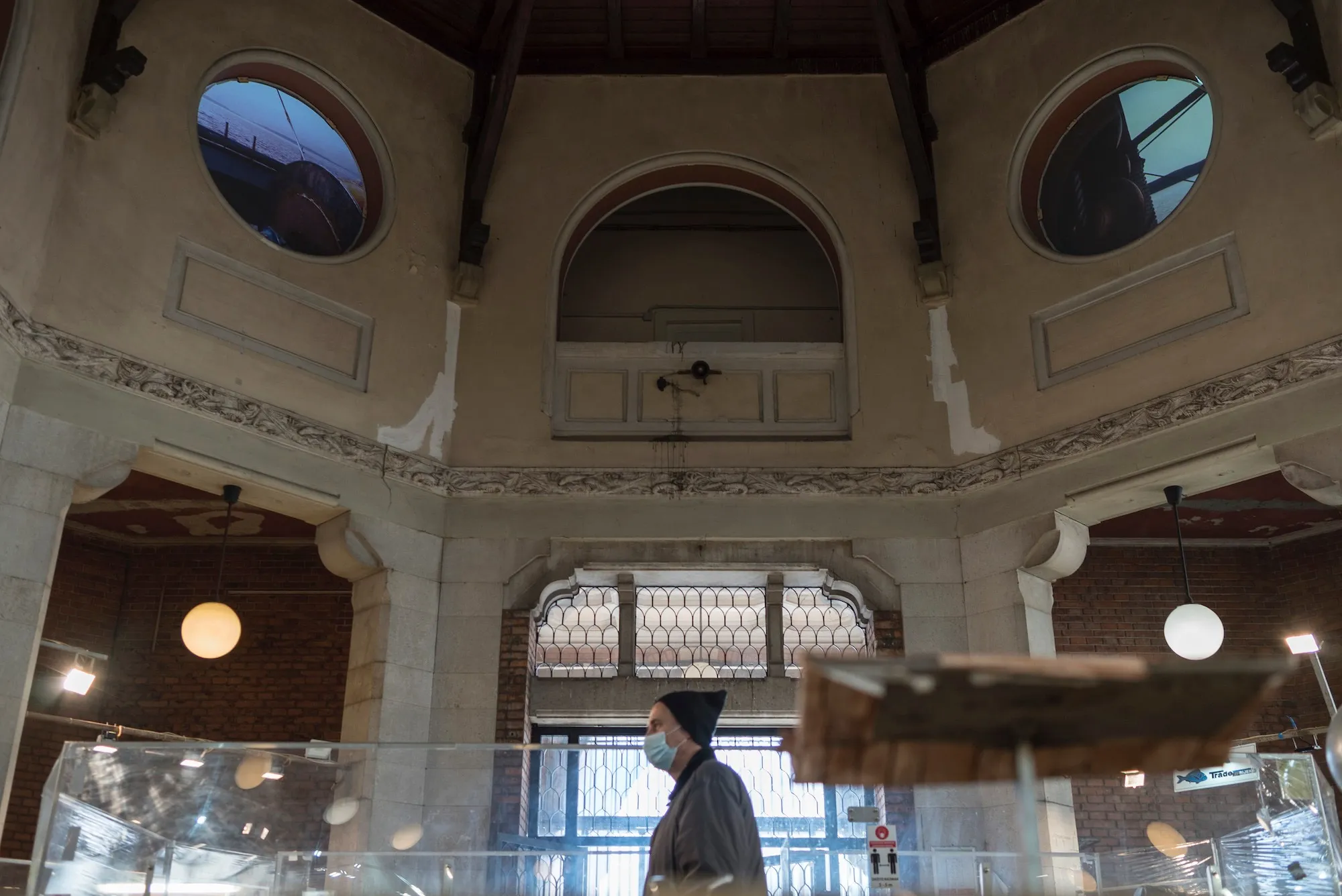 Photo showing: Art installation "Masters", a site-specific art installation by Czech artist Pavel Mrkus was permanently placed beneath the high ceiling vault on the inner balconies of Rijeka's fish market. The installation consists of a video segment - a projection of Mrkus's video recorded on the DIMI fishing trawler while fishing in the Kvarnerić waters – and it is accompanied by an audio segment of the sounds of the sea and a fishing boat that can only be heard in the fish market gallery.