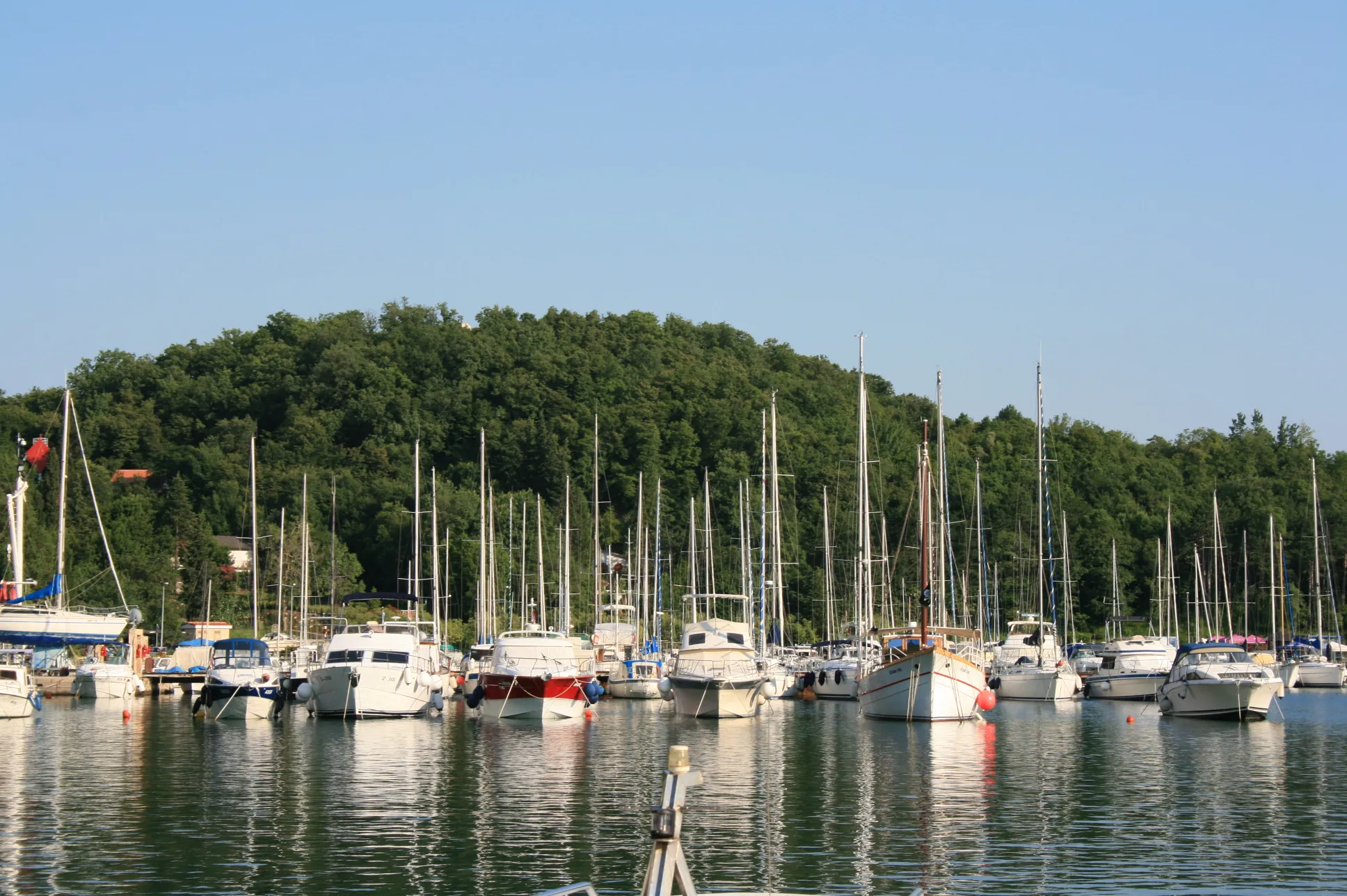 Photo showing: Sailboats and yachts in the harbor of Omišalj.