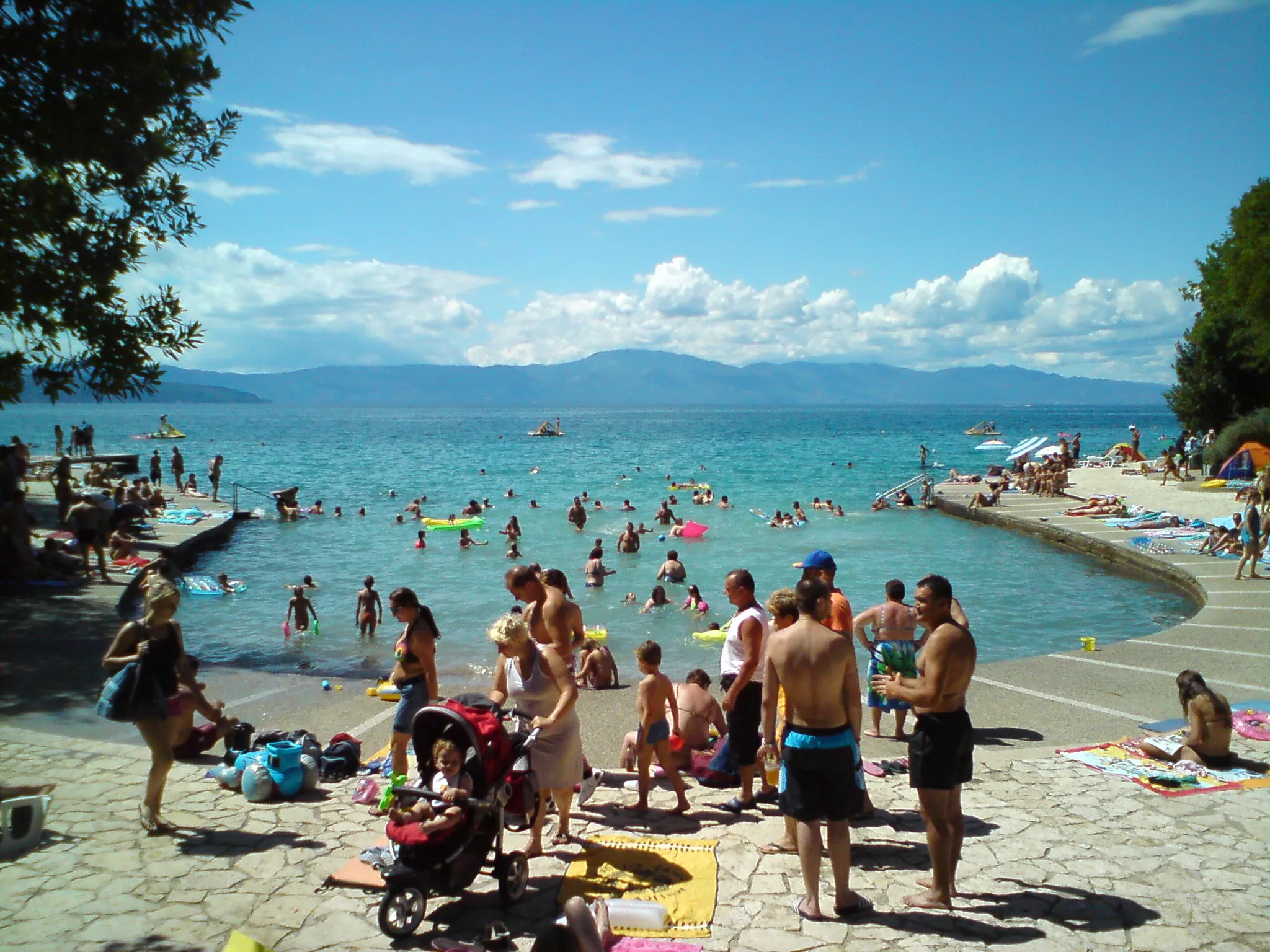 Photo showing: Beach Haludovo. View toward the northwest. Malinska, Island Krk, Croatia.