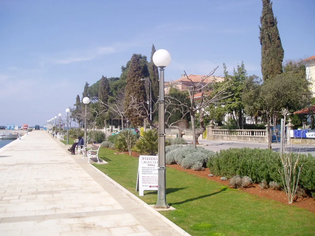 Photo showing: Boardwalk and Park in Malinska, Croatia. The newly renovated and expanded in 1999.