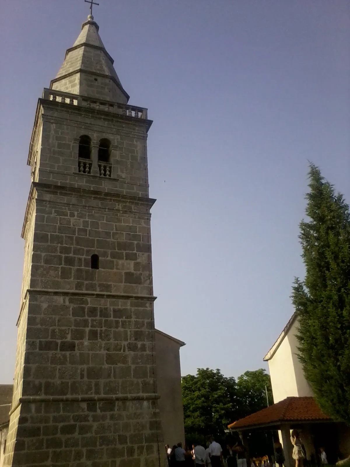 Photo showing: Zvonik i crkva (desno) u Poljicama na otoku Krku, Šotovento.