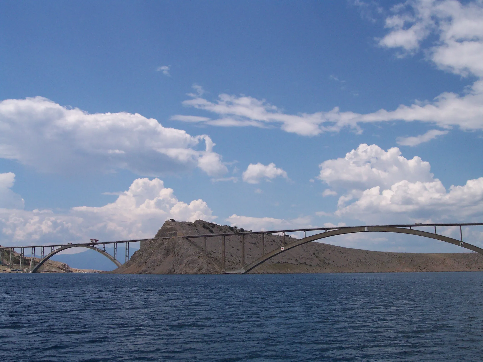 Photo showing: Diese Brücke verbindet die Insel Krk mit dem Festland.