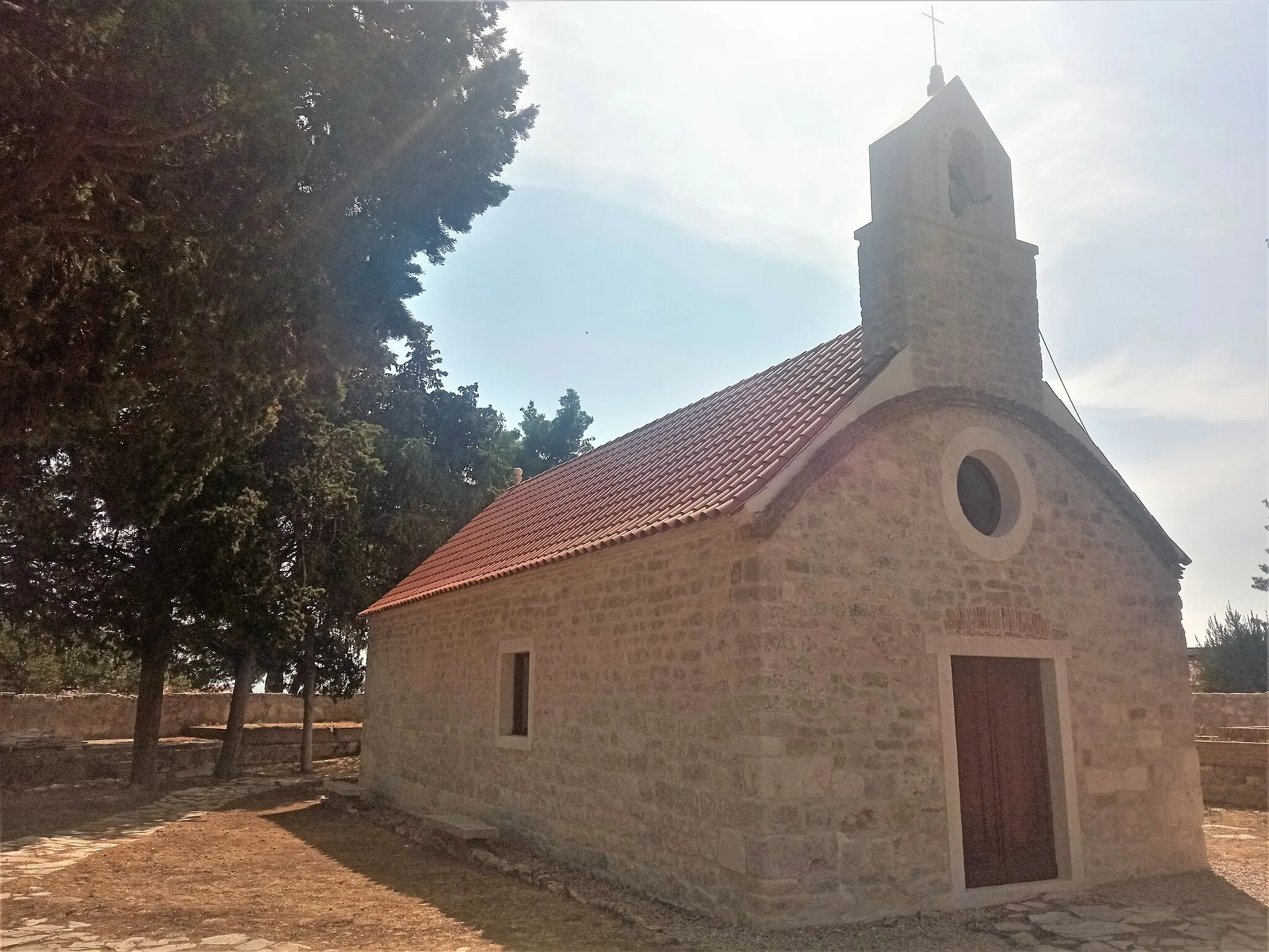 Photo showing: Church of the Holy Cross in Vodice, Croatia, built in 1401, consecrated in 1421.