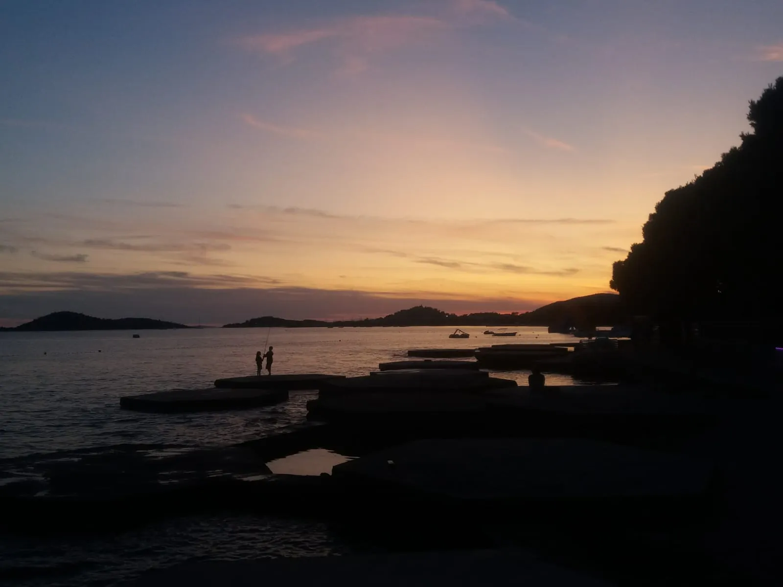 Photo showing: Sunset above "hexagons" (šesterokuti) beach at Punta peninsula, Vodice, Croatia.