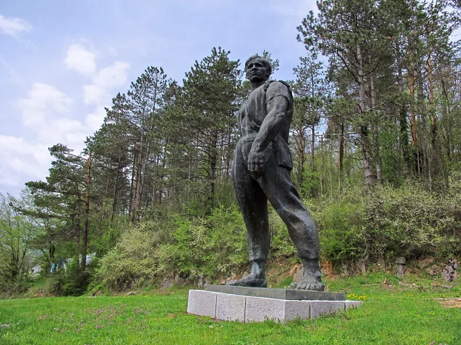 Photo showing: Monument to the fallen Yugoslav partisans' fighters in Drežnica. Author Kosta Angeli Radovani.