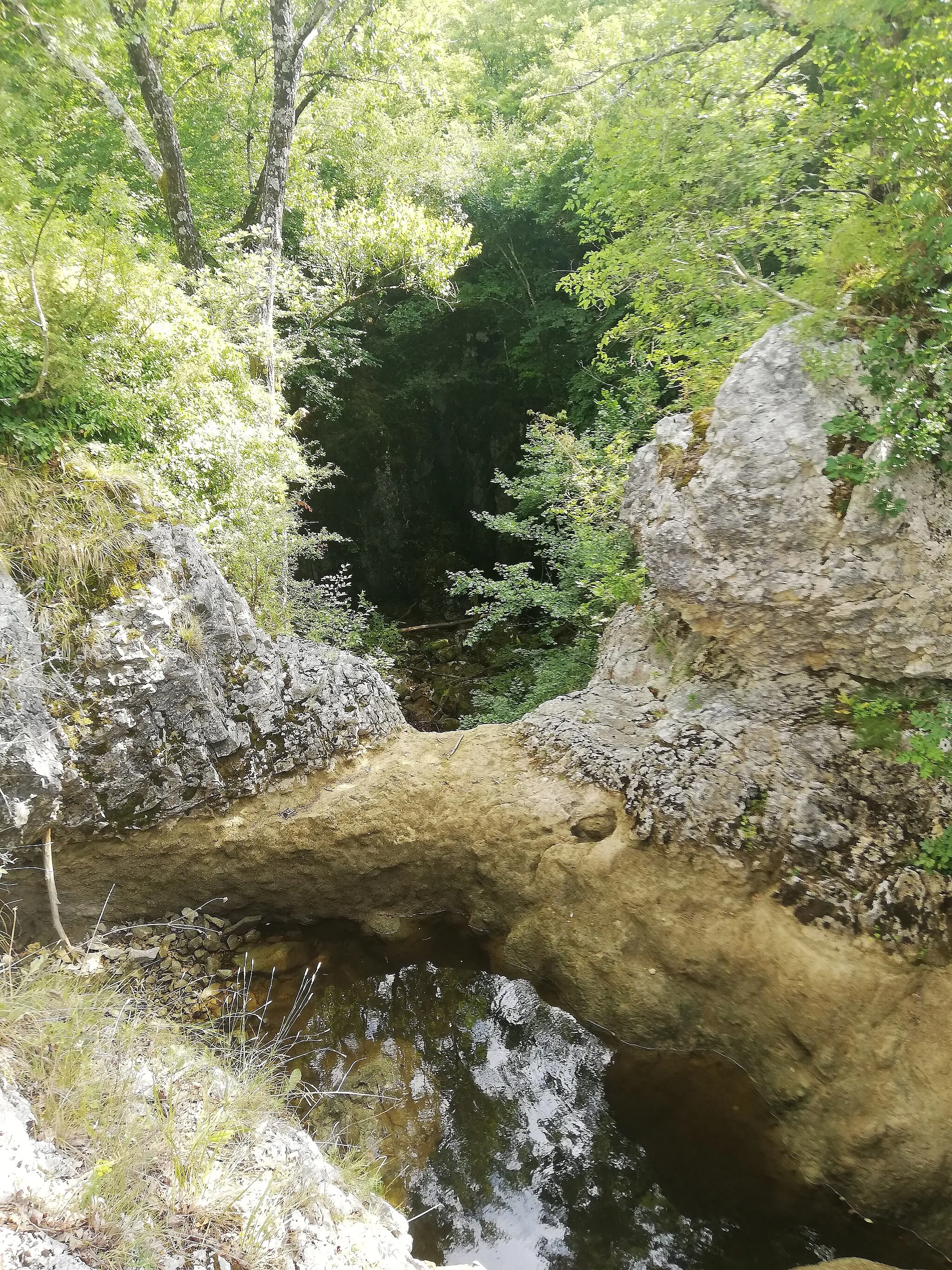 Photo showing: Kotil, near Buzet, Istria: dry waterfalls in Summer 2022