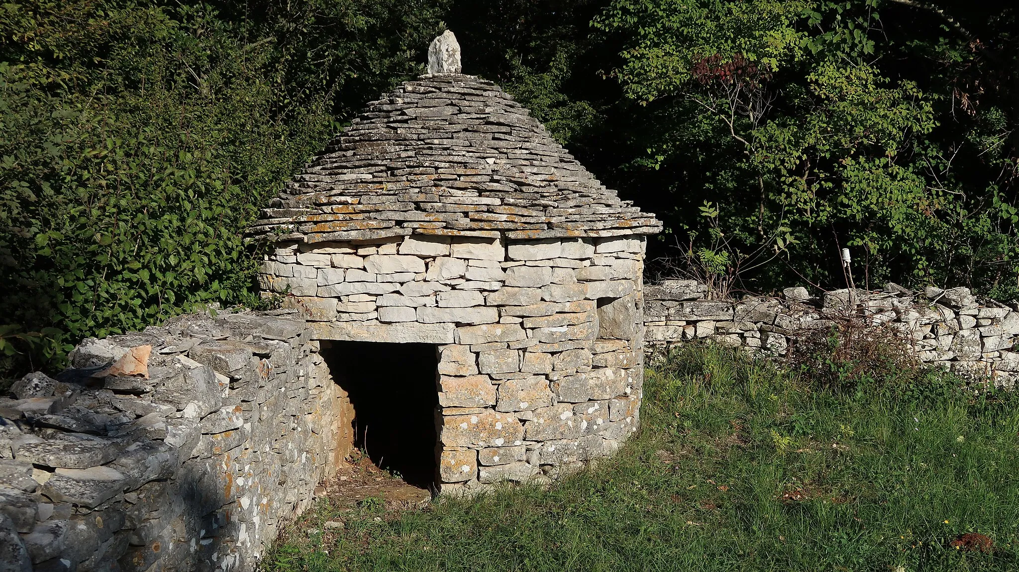 Photo showing: Kroatien (HR) - Gespanschaft Istrien (036) - Kanfanar: Kažun (I), östlich des Friedhofs; Ansicht von Westen