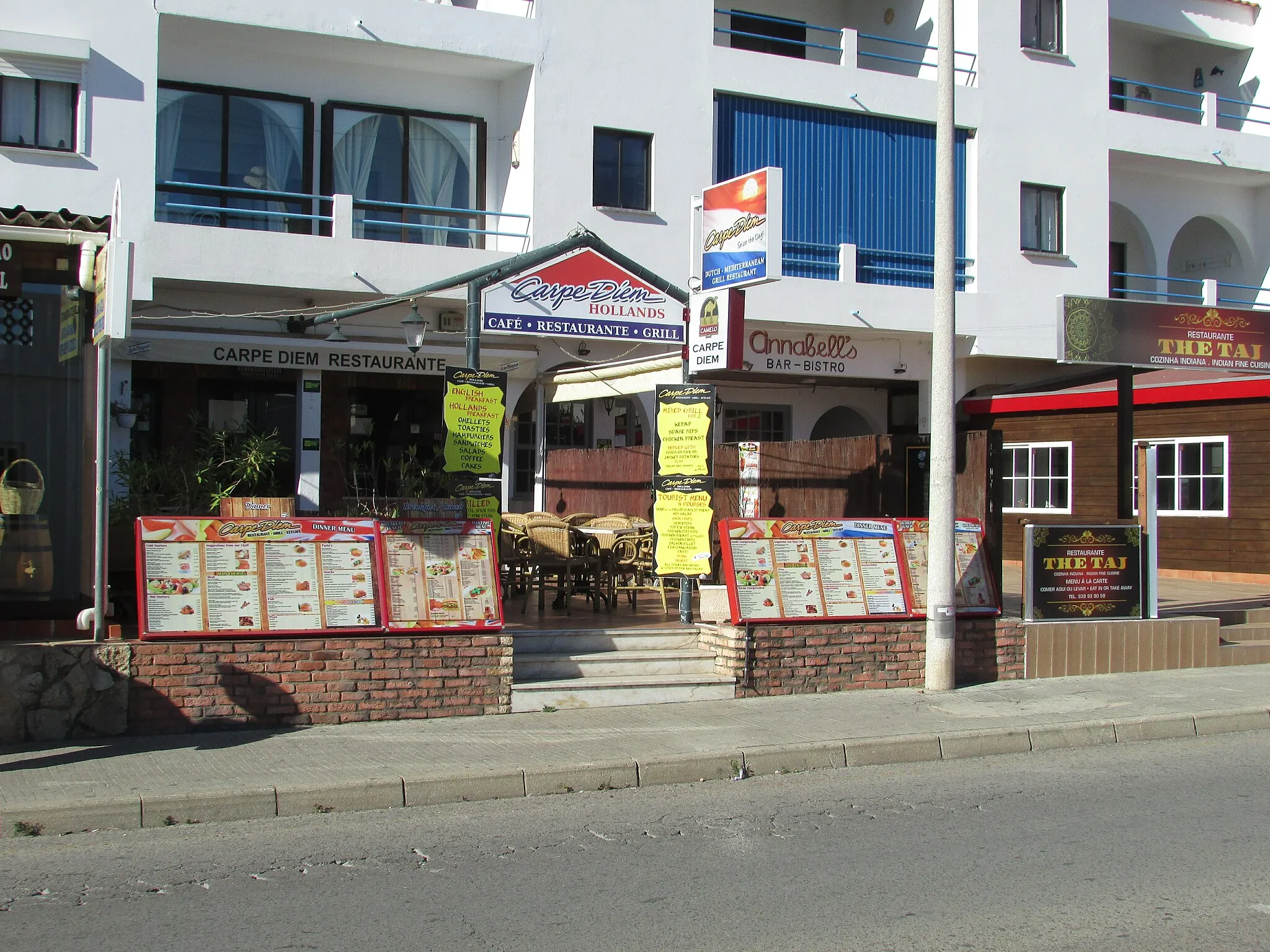 Photo showing: The Carpe Diem restaurant is located on Estrada de Santa Eulália in the neighbourhood of Areias de São João in the city of Albufeira, Algarve, Portugal.