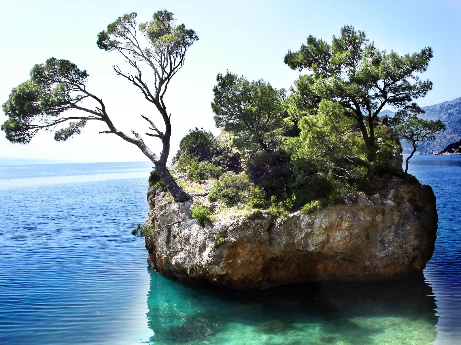 Photo showing: The "Brela Stone" (cro. Kamen Brela), the landmark of Brela just off the Punta Rata beach.