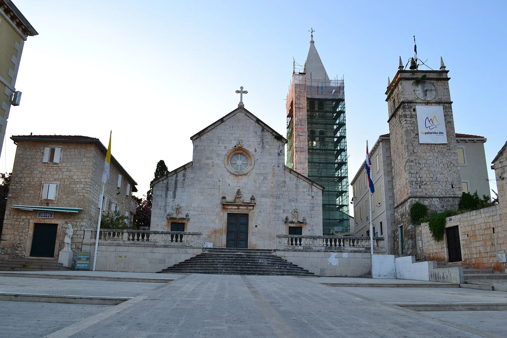 Photo showing: Town Supetar, island Brac, Split-Dalmatia County, Croatia.
Parish church of St. Peter with bell tower. Left - the museum, right - сity tower.