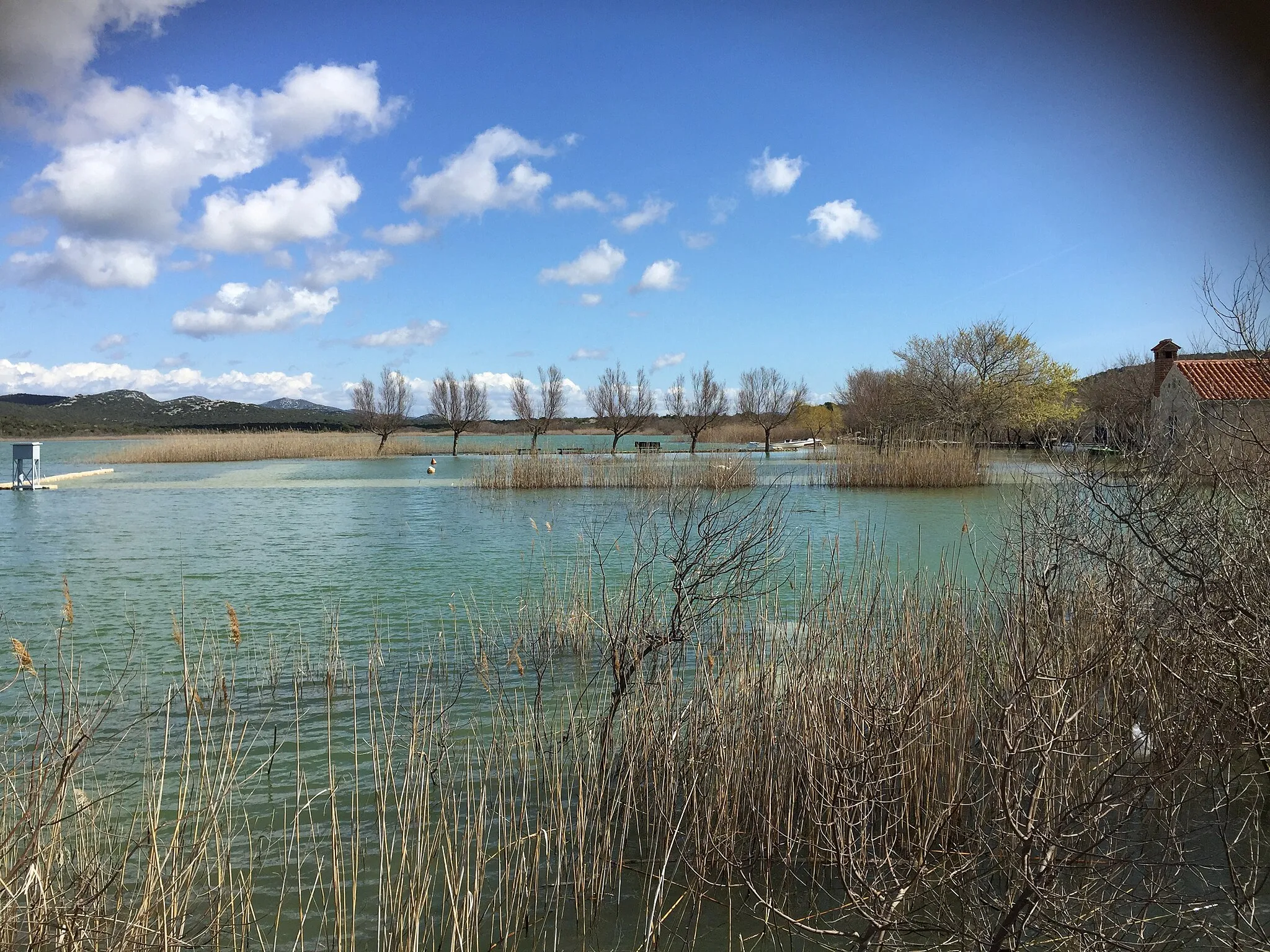 Photo showing: Due to heavy rainfall in march 2018 the water in Vransko lake  was so high, the harbour and coast at Prosika were under water.