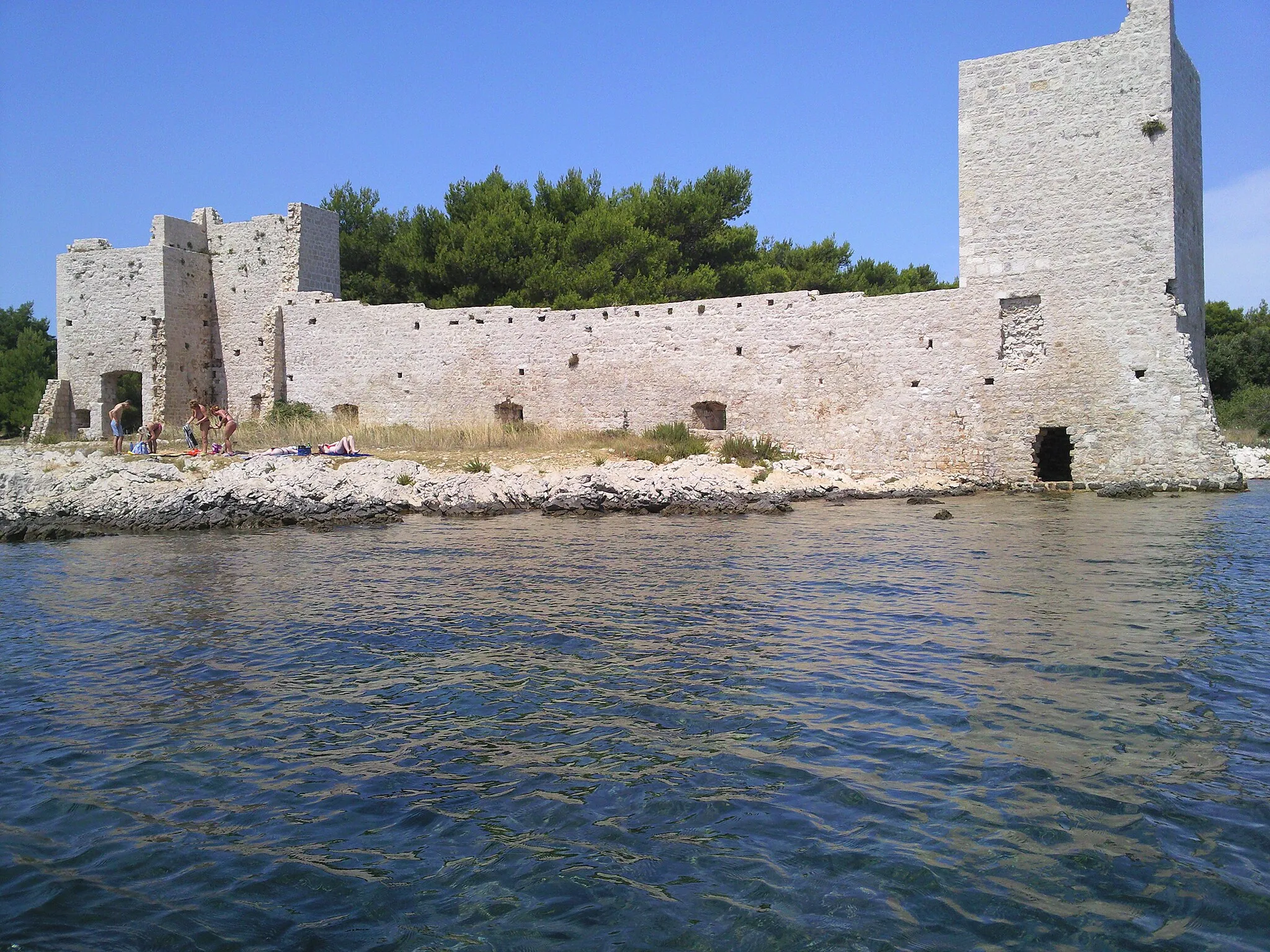 Photo showing: A castle on the Croatian island Vir.
