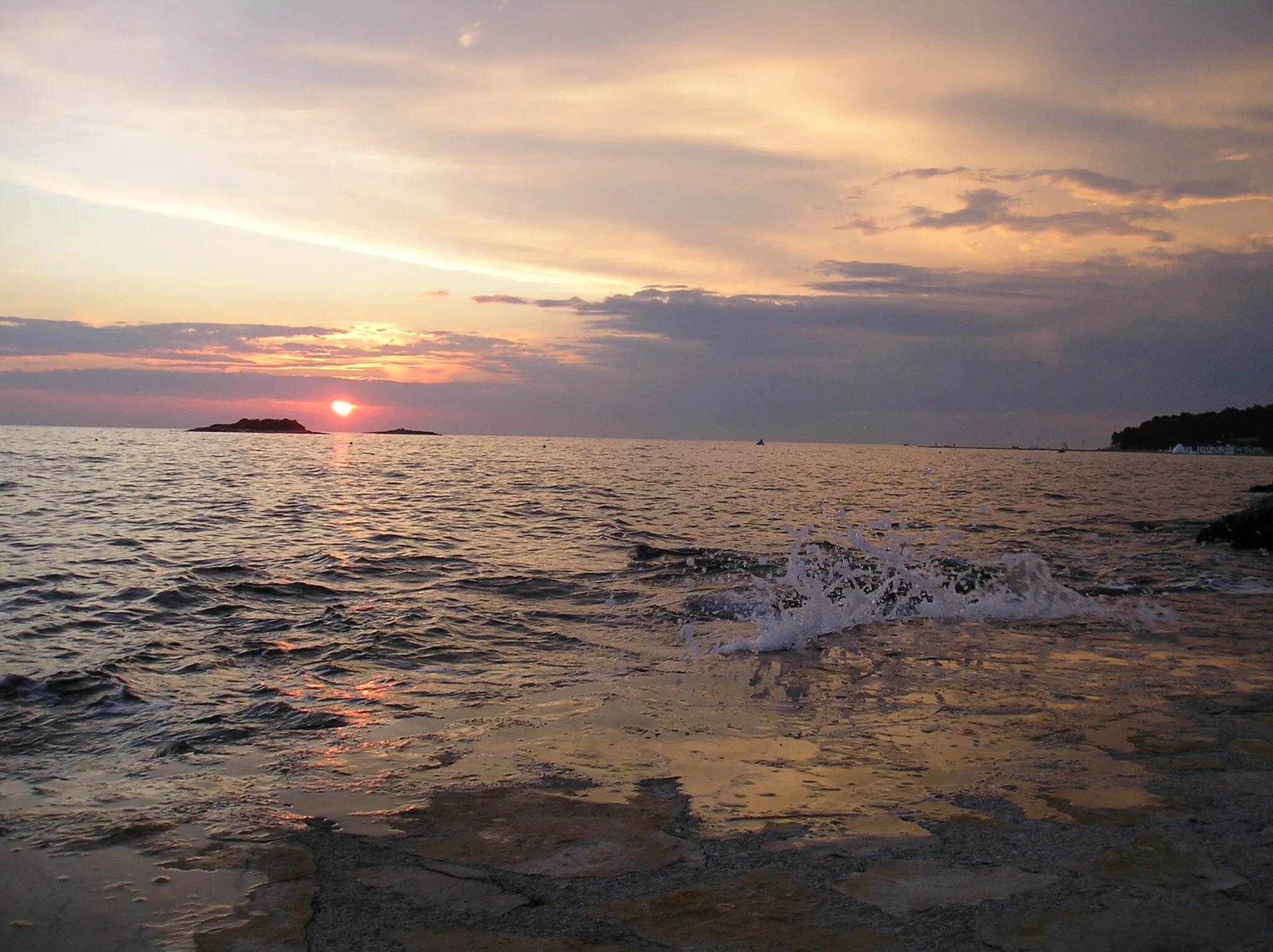 Photo showing: Sun set into sea
