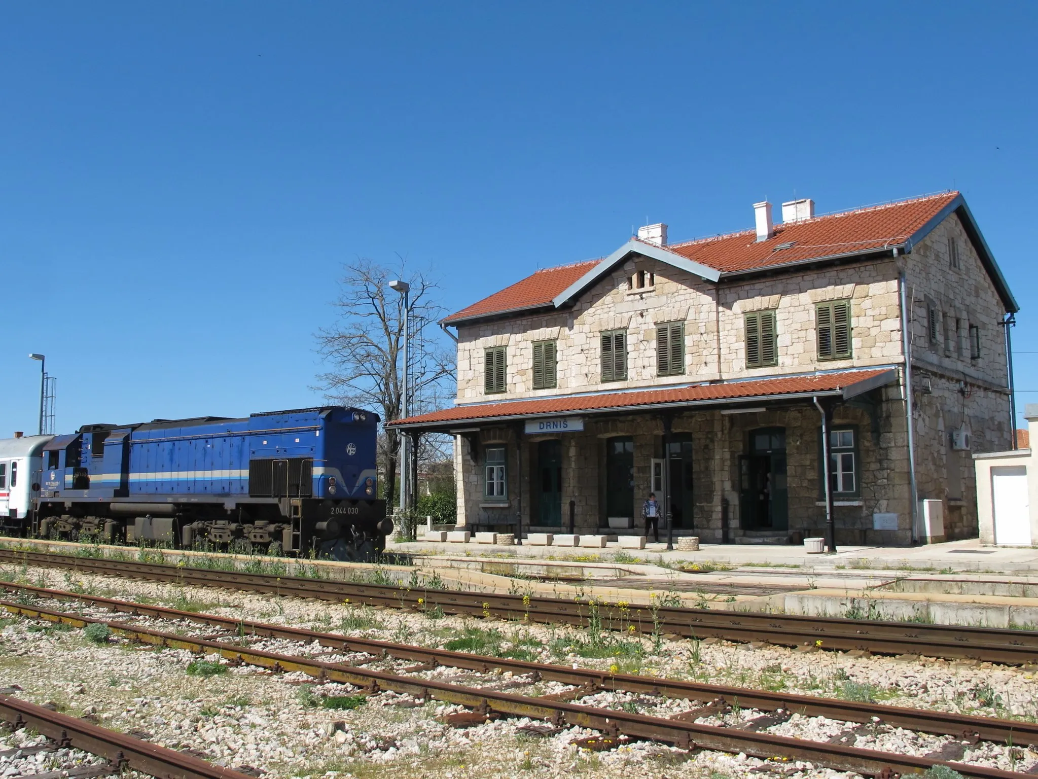 Photo showing: Drniš railway station with 2044 030