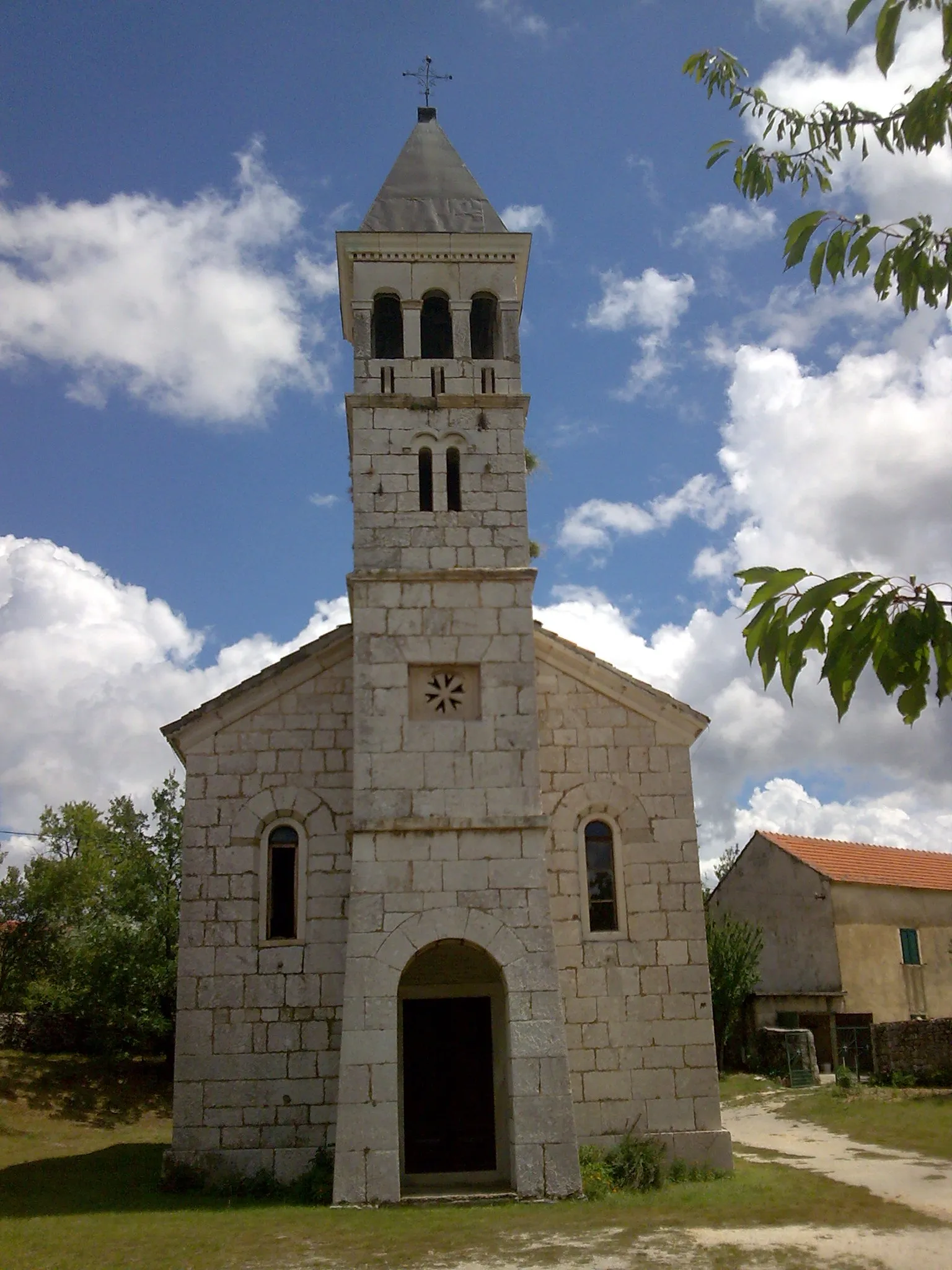 Photo showing: Tepljuh church.