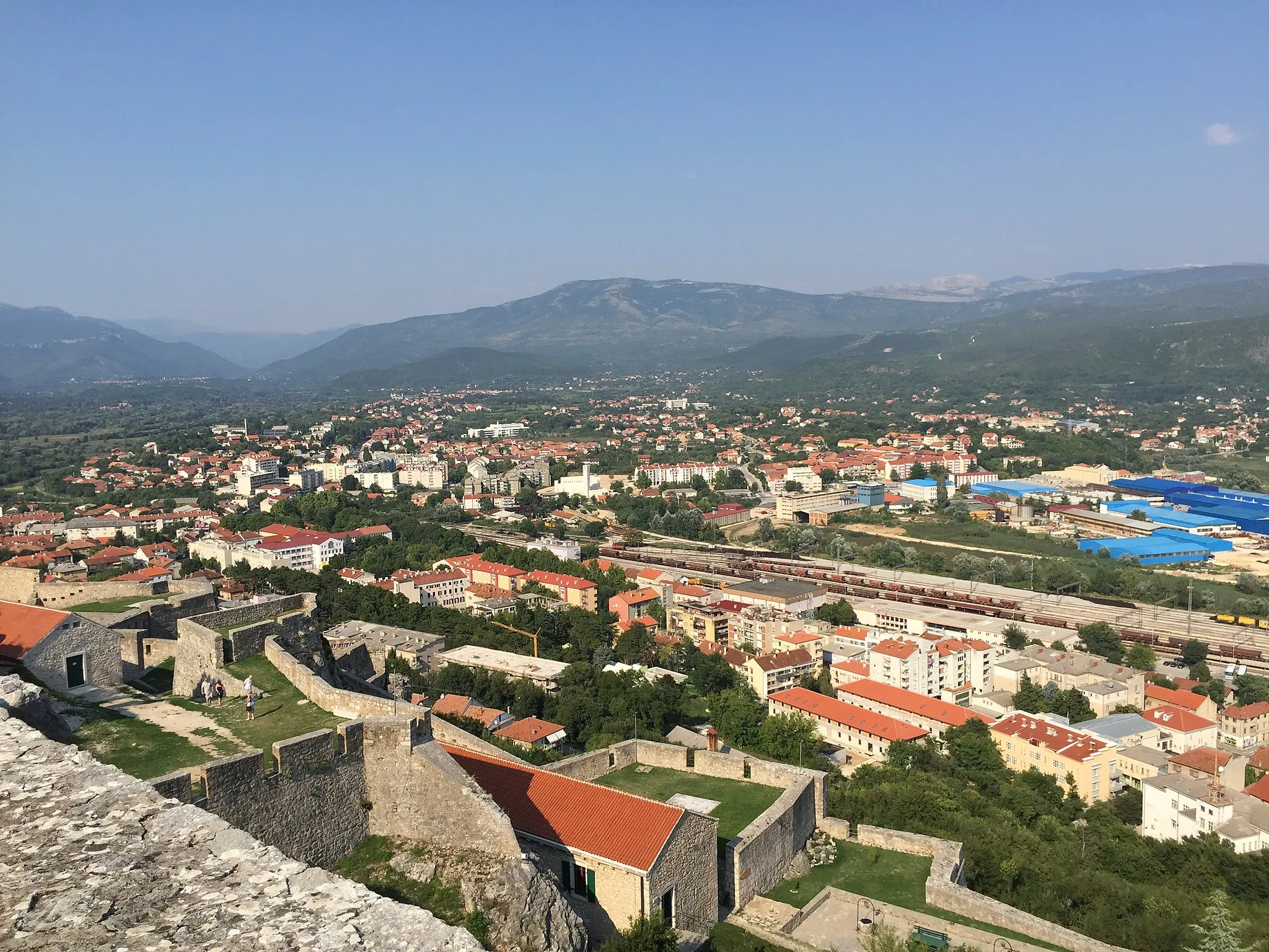 Photo showing: a view of the city of Knin, Croatia, from Knin Fortress