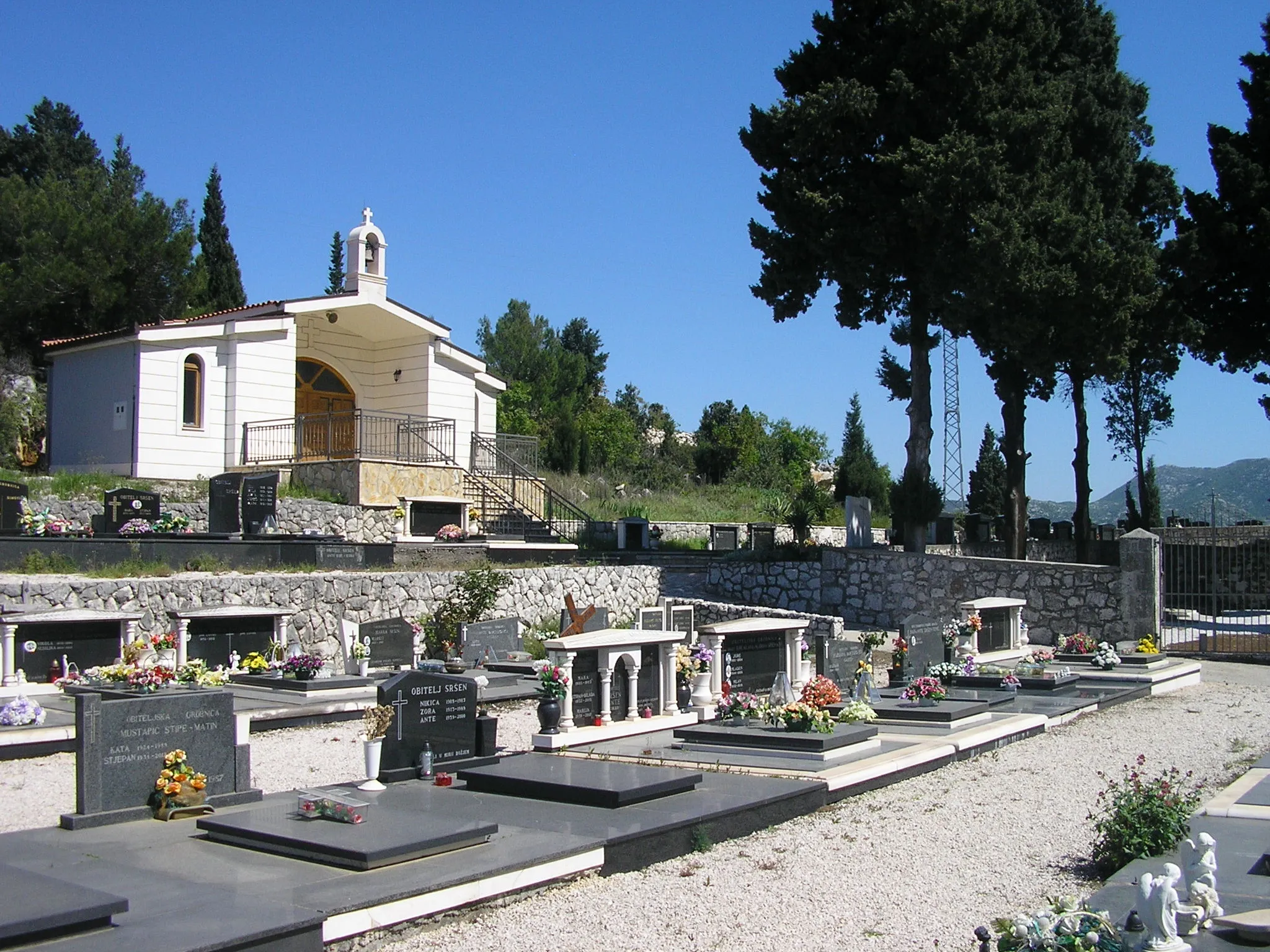 Photo showing: Meterize cemetery