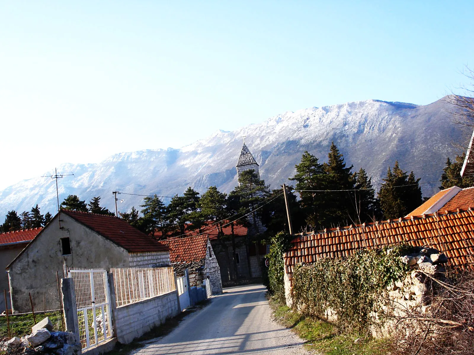 Photo showing: Grabovac, a village in the municipality of Šestanovac, Croatia.