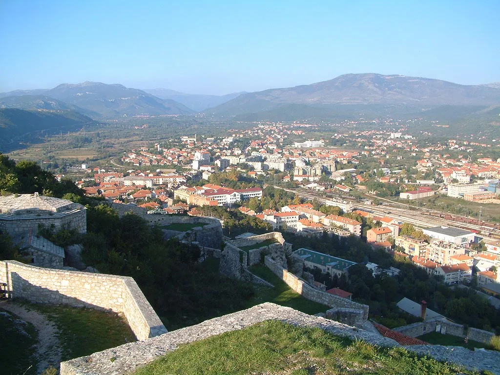 Photo showing: City of Knin, Croatia, view from the fortress of Knin, 2005.

K. Korlević (Korlevic)
