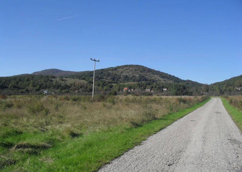 Photo showing: Поглед на село Бировачу из правца Доњег Лапца, Лика.