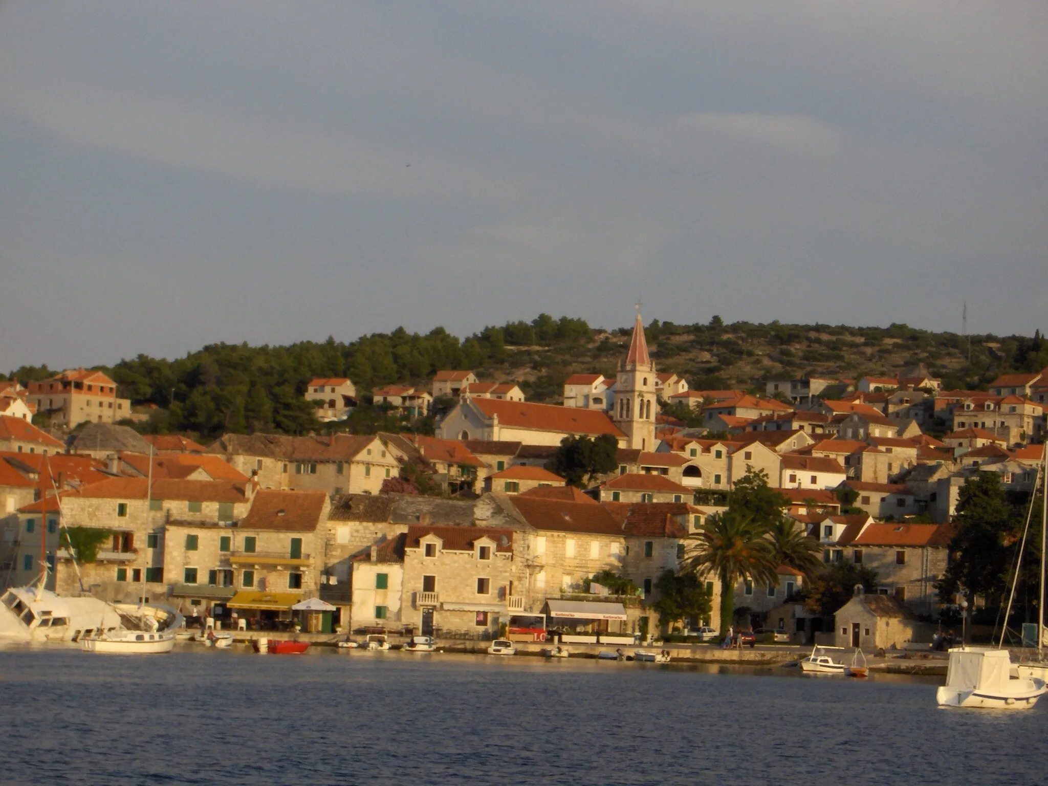 Photo showing: Photo of port in Postira (Island of Brač) with church.