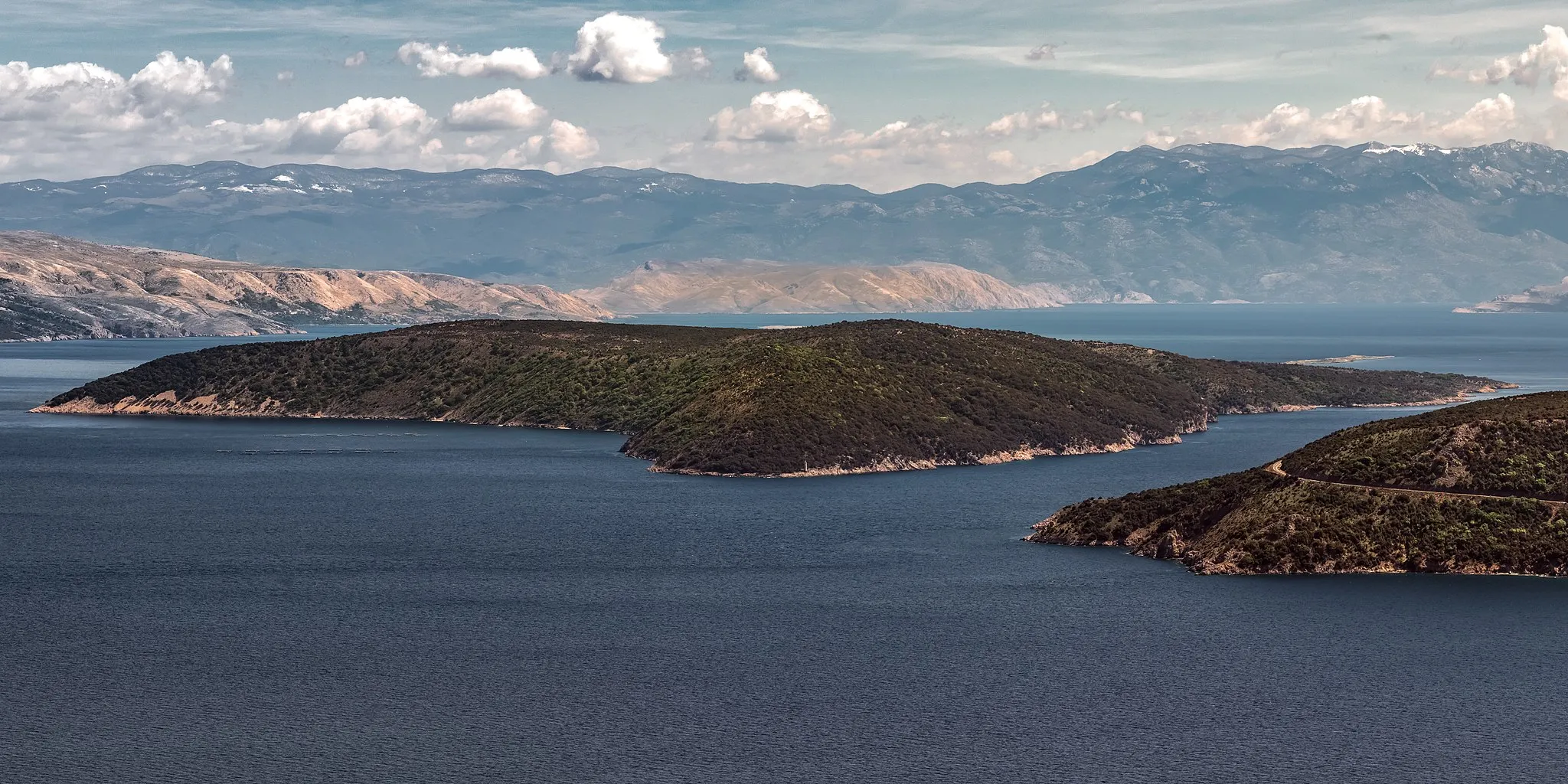 Photo showing: Viewpoint on the island Cres near Vodice (precisely at 45º latitude). View to the southwest.

High-resolution panorama (11 600 x 4 000 pixels).