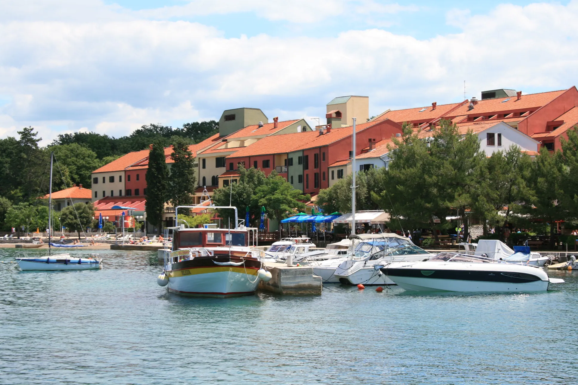 Photo showing: Boats in the harbor, Njivice - Croatia.