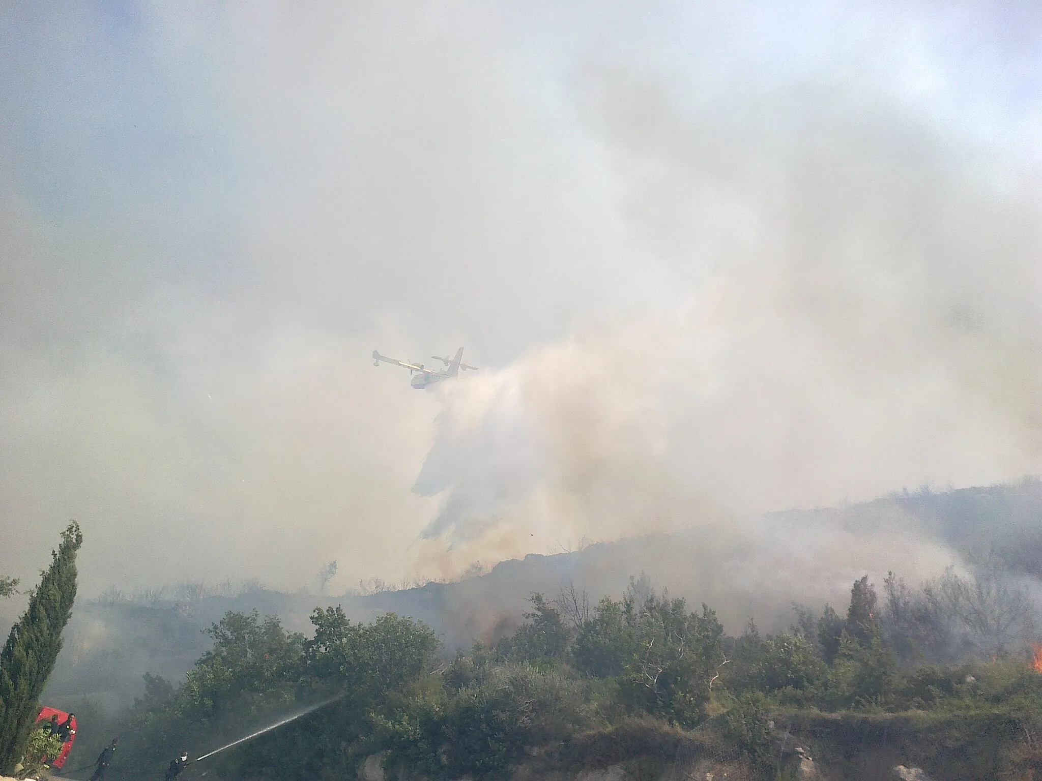 Photo showing: Firefiting with Canadair CL415 and road wehicles near Dubrovnik, Croatia