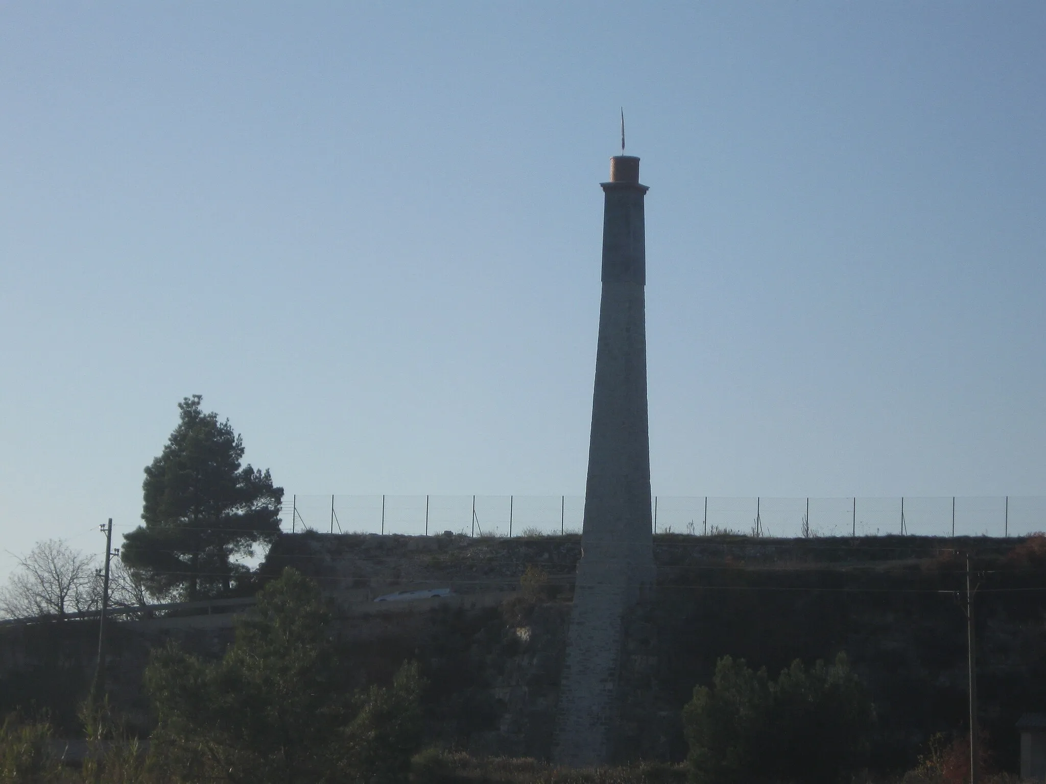 Photo showing: Še stoječi dimnik v kamnulomu Antenal pri Novigradu na hrvaški Istri.