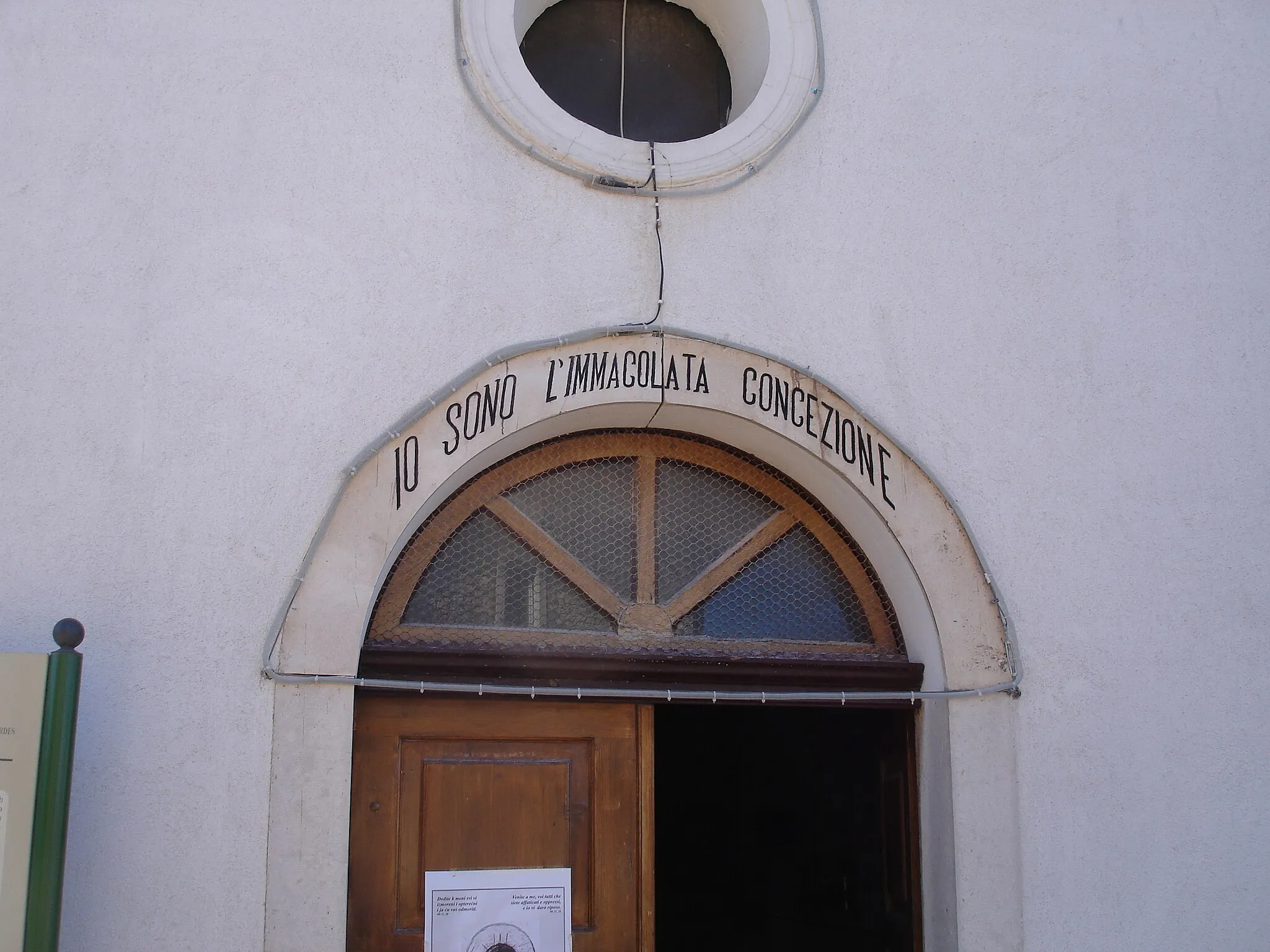 Photo showing: Church of Our Lady of Lourdes, Radini. Portal.